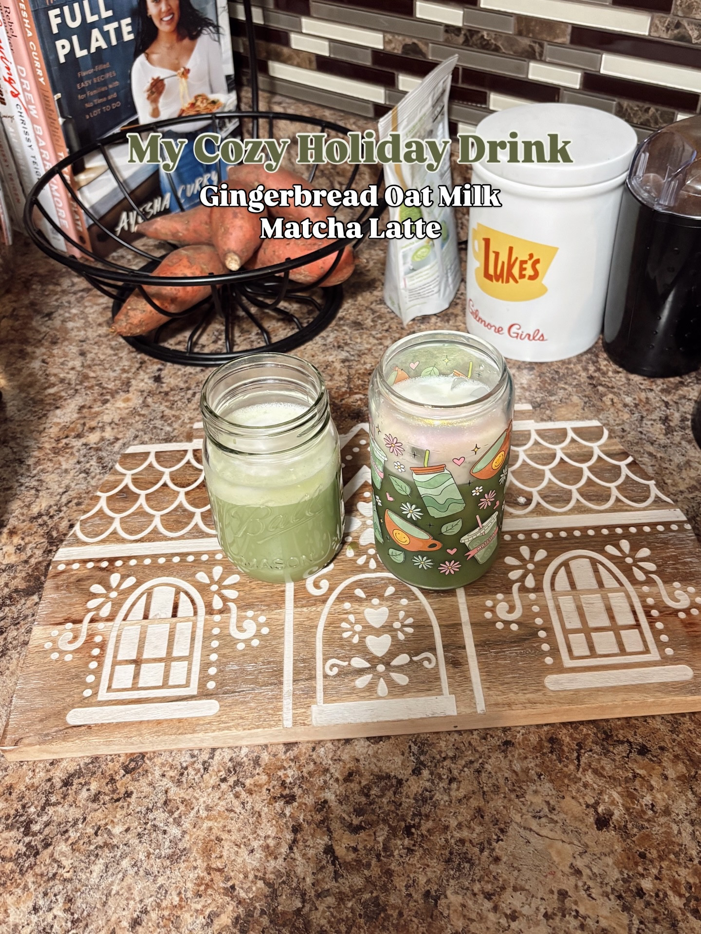 Made the dreamiest gingerbread oat milk matcha from home… the froth on top? Elite. 🍵 Glass can from @keeperoftheka

 #gingerbreadlatte #gingerbreadmatcha #matchalatte