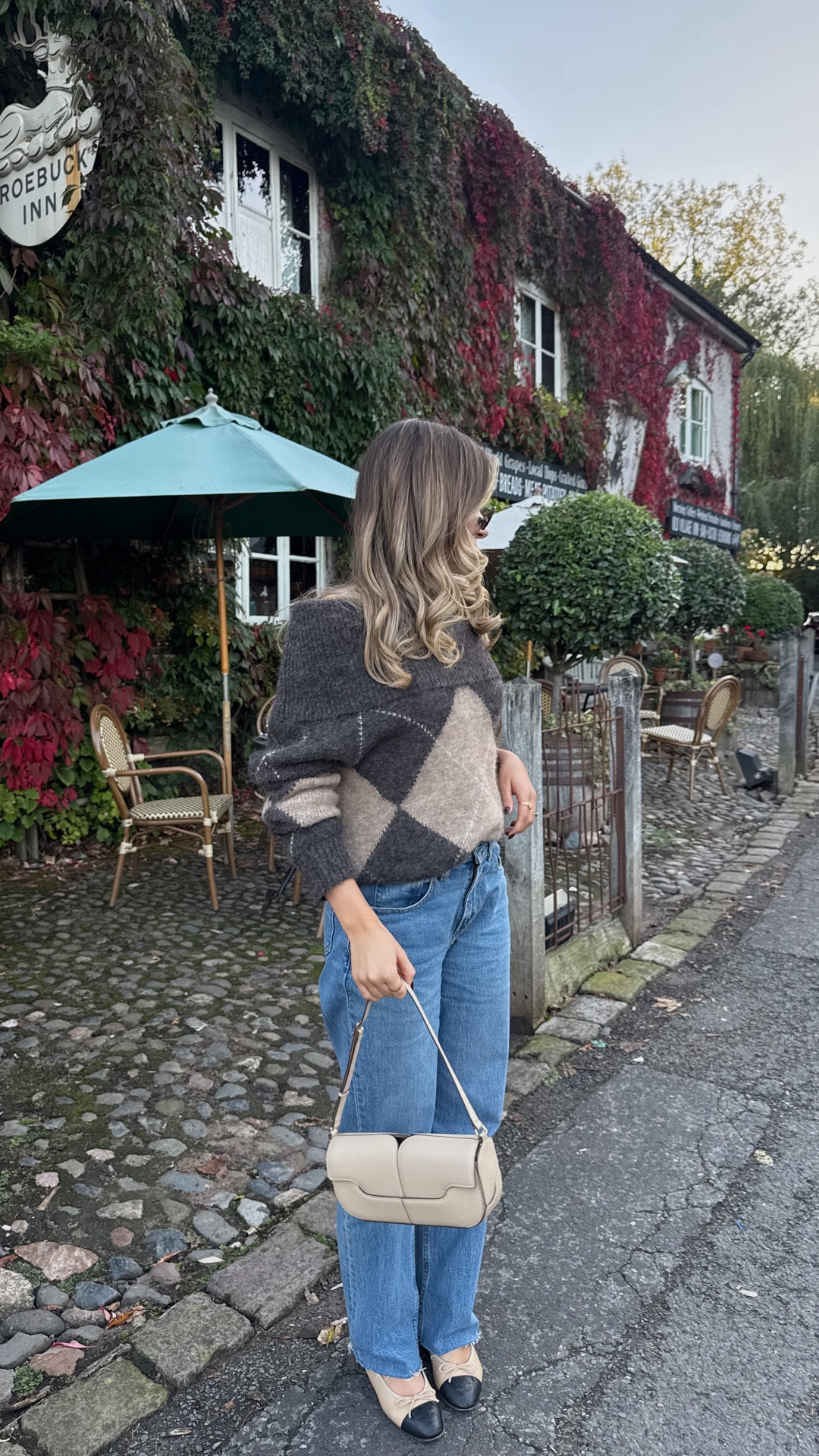 The cuuuutest new zara knit 🤎

Wearing a size small in the knit and a w23, short length, curve love in the jeans (I size down in curve love) 🫶🏼