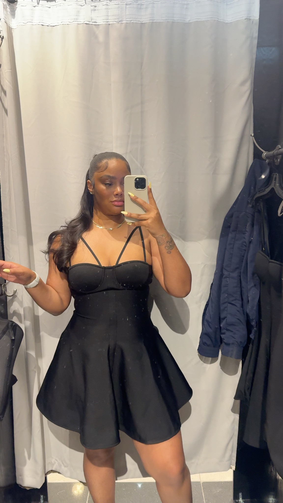 I love a good bandage dress. This one fit me so good. It’s in a size medium. I also cannot believe I fit a size medium as a large, extra large girl. ￼