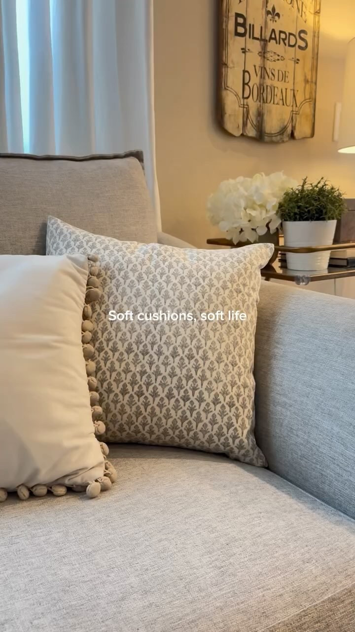 Never underestimate the right cushions, and this cushion has me in love! The print, the color and the fact that it is 100% cotton! ✨
.
.
.
.
.
.
.
.
#homedecor #interiordesigner #homeinspo #decordetails #cozyhome #cushioncover #slowliving #home #interiordesign #decor 

#LTKHome