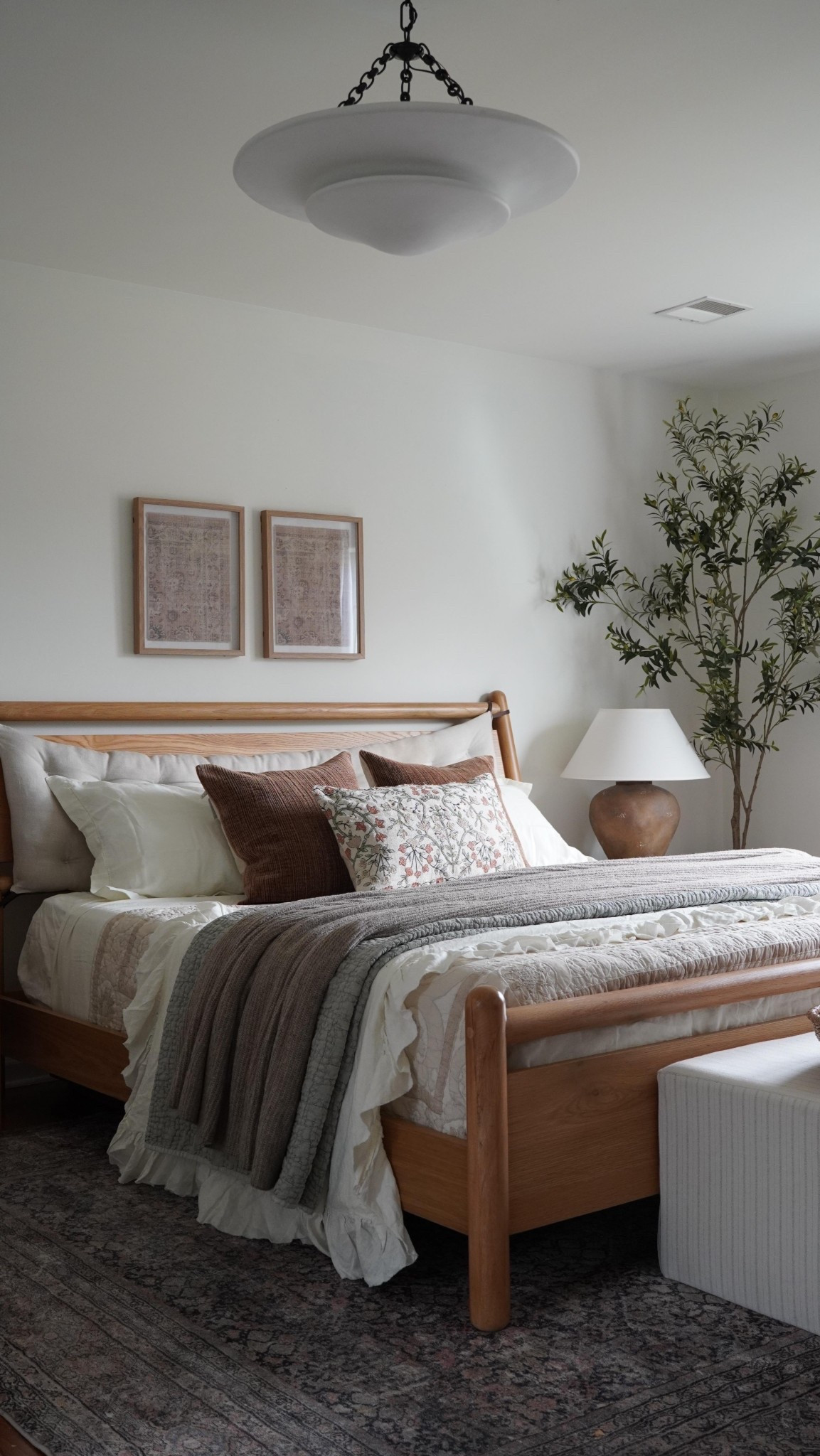 Let’s break down the anatomy of a cozy, layered bed featuring @potterybarn — because comfort is all in the details. 😍

• Start with soft, breathable sheets as your base layer. 

• Add a lightweight quilt for texture and year-round comfort.

• Layer with a fluffy duvet or comforter for that cloud-like feel. 

• Drape a throw blanket (or two) at the foot of your bed for a pop of charm.

• Style with a mix of throw pillows—play with patterns, textures, and sizes.

The goal is bed that invites you in and makes it really hard to get out. ☺️

Whats your favorite way to layer your bed?



#mypotterybarn #pbpartner #bedroomstyling #bedroomdecor #masterbedroom #bedding #neutralhome #vintagemodern