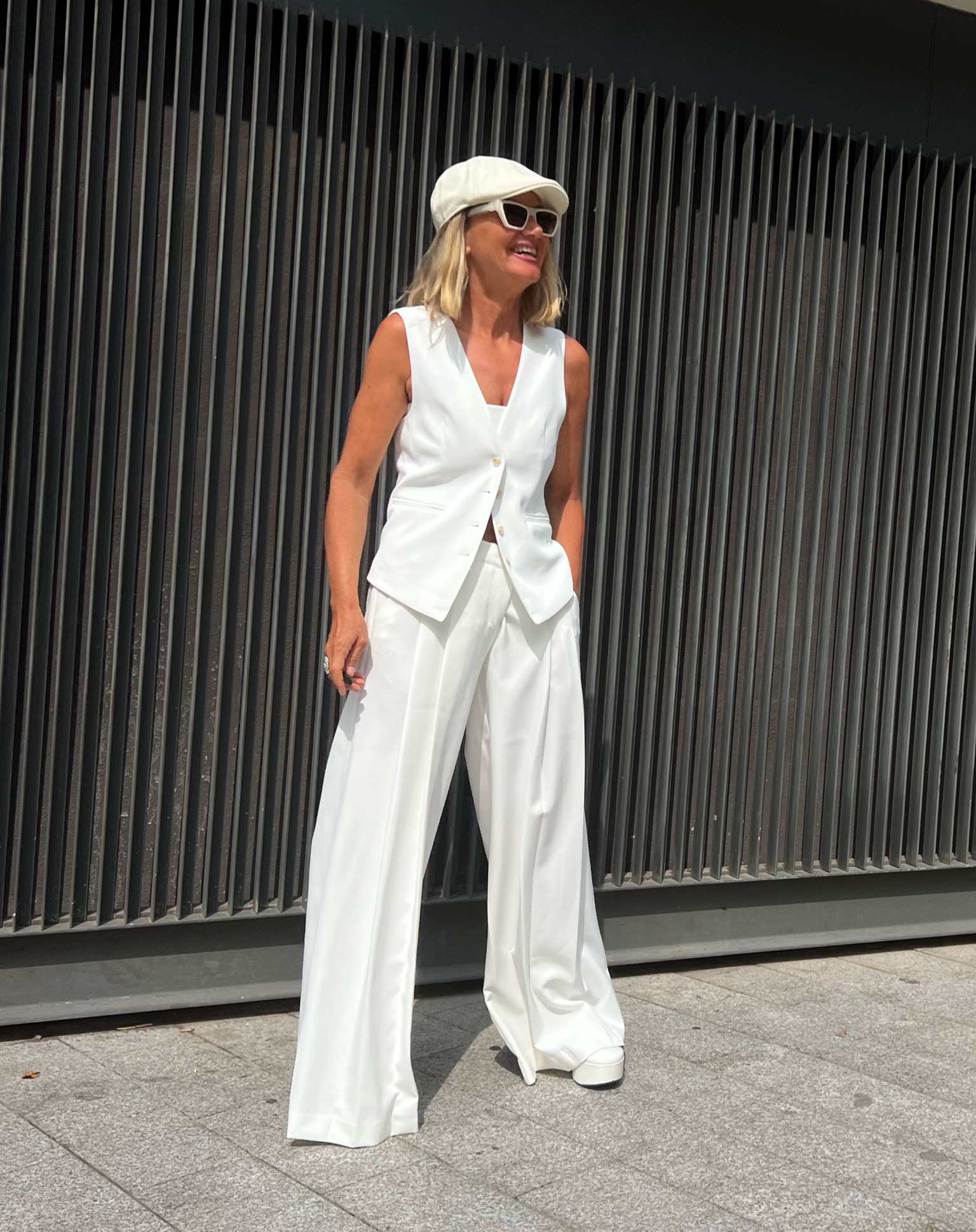 Monochrome in einer Anzugweste mit Palazzo-Hose .. ein schöner Sommerlook , ob cremeweiss oder weiß 🤍
#palazzohose #sommerlook #anzugweste

#LTKeurope #LTKstyletip #LTKSeasonal