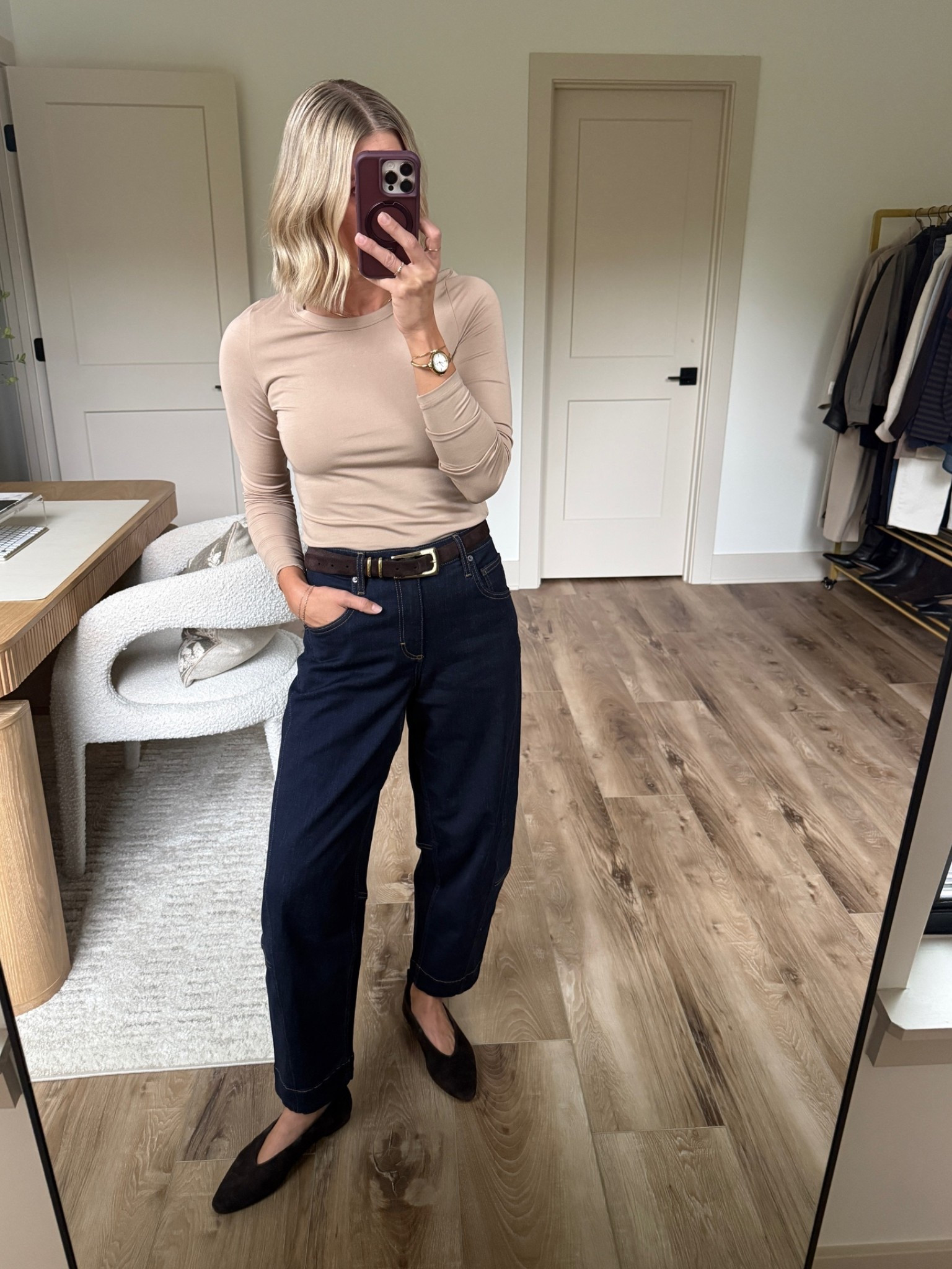 Wearing 4/reg barrel jeans (sized up one), small long sleeve, small belt, flats tts

@Ruti