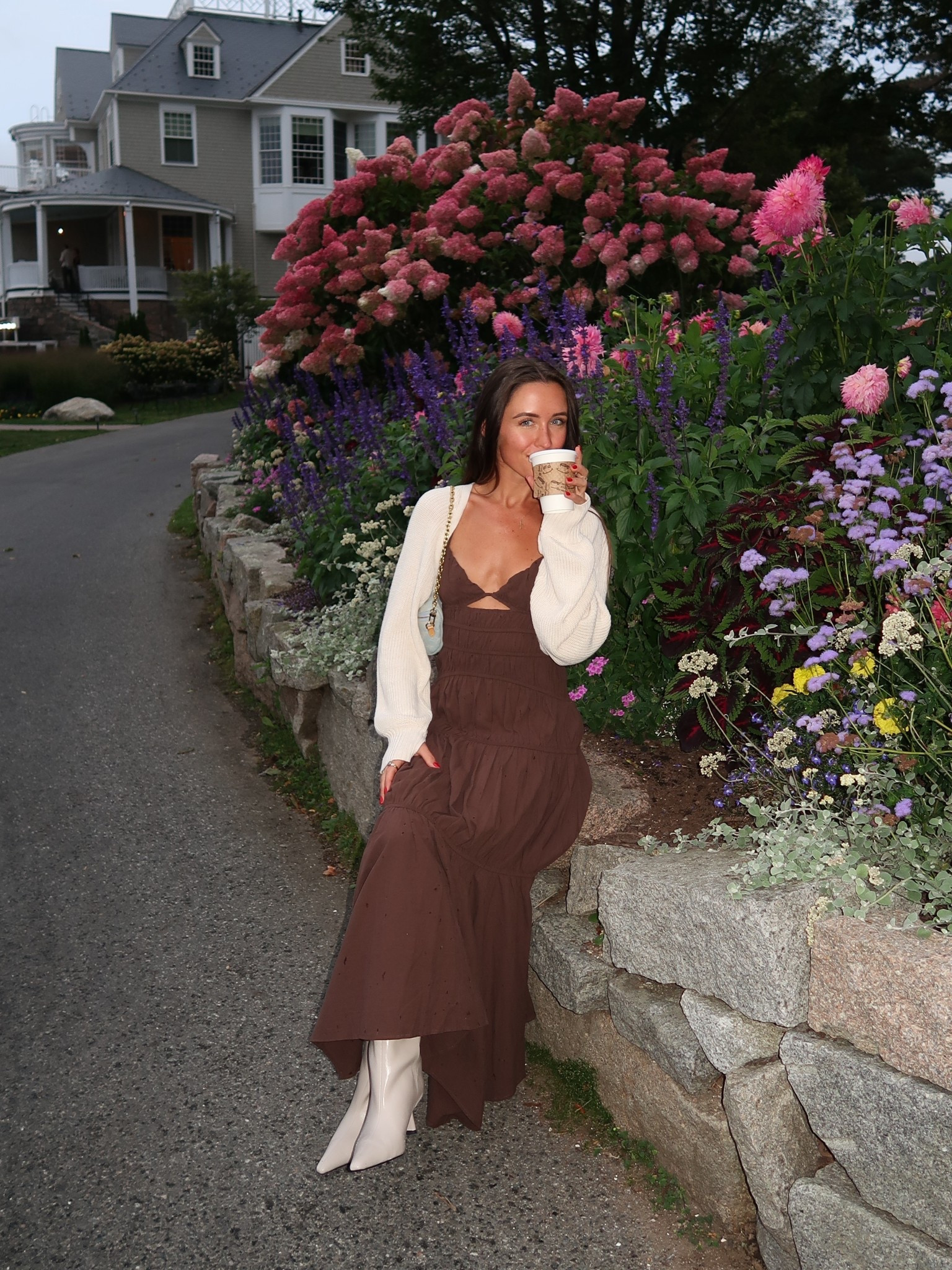 fall outfit 🐻
this brown maxi dress is the perfect transitional piece for summer to fall (wearing a size small).
Paired it with tan knee high boots and a shrug that I got from aerie forever ago, but linked a similar one! 