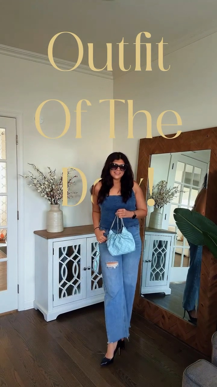 Outfit of the day which is comfy, elegant and for a run around day. 

Top @abercrombie 
Jean @amazonfashion 
Sunglasses @macys 
Bag @toryburch 

#ootd #fitcheck #fallfashioninspo #momlife #browngirlvibes #momfashionista #denimondenim #quickfitcheck