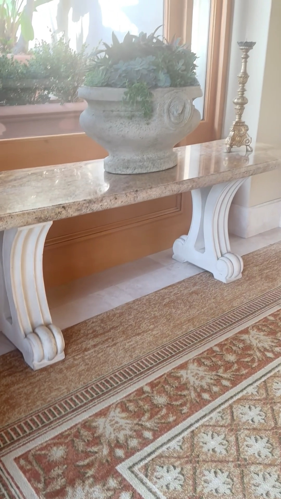 A welcoming touch starts at the console table.
#consoletable #entryway #homeinspo #styledspaces

#LTKHome #LTKHoliday