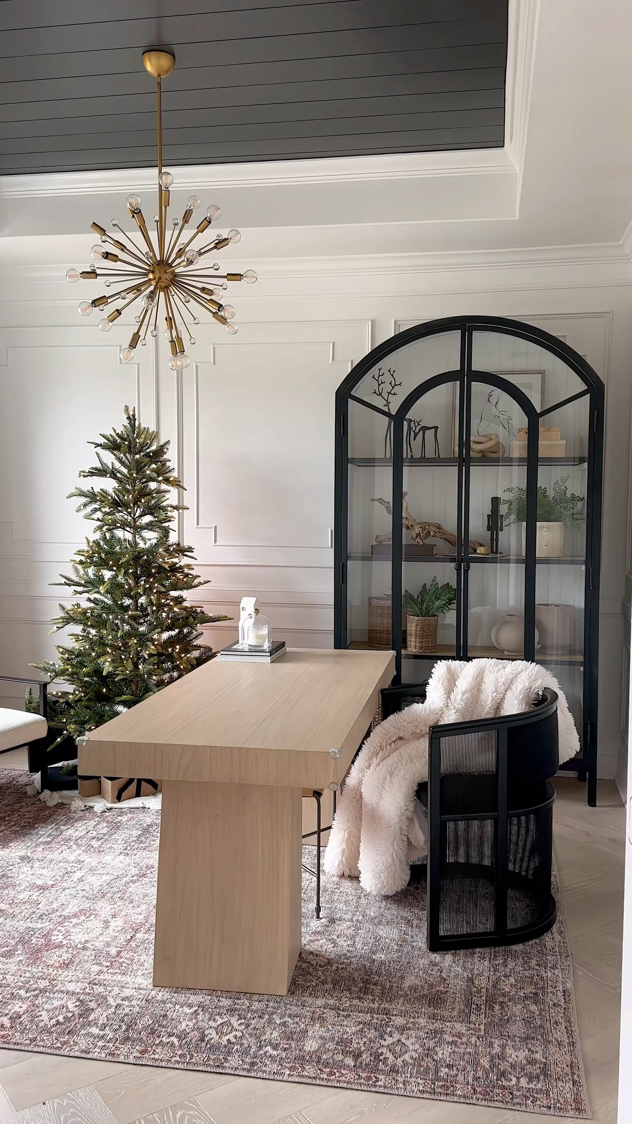 Holdings decorations in office 

#LTKHoliday