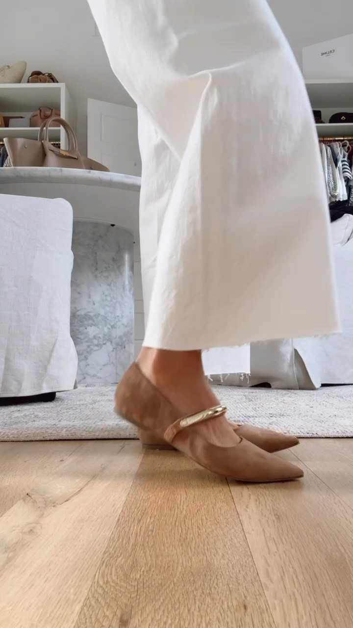 A neutral flat I will be wearing on repeat! Love the gold detail!

Loverly Grey, Target, ballet flats, fall shoes, suede flats 

#LTKShoeCrush #LTKSeasonal
