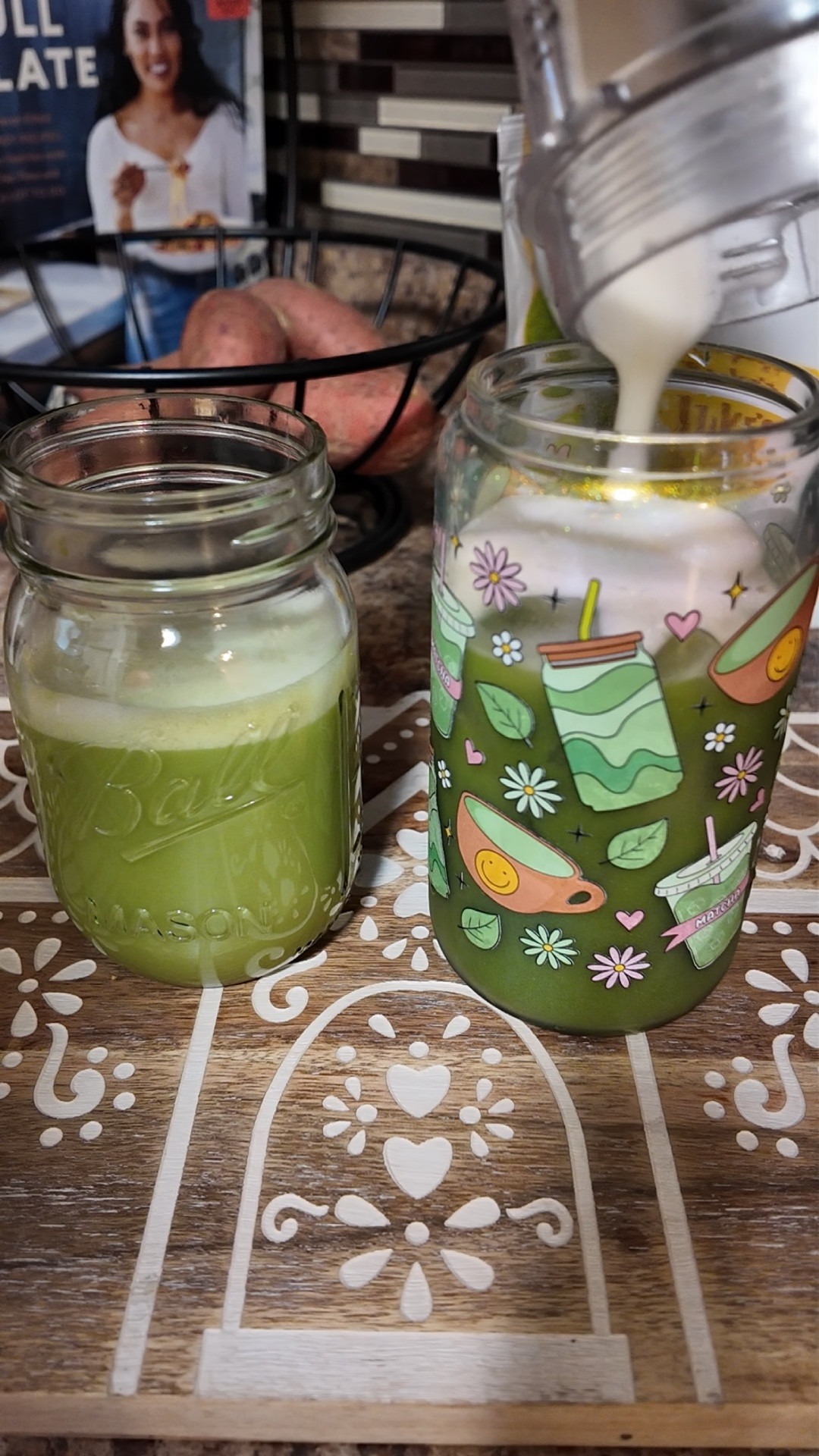 This gingerbread oat milk matcha tastes like December in a cup 🤎✨ So easy, so cozy, so worth it.

Hit save + tell me in the comments if you want more holiday drink recipes!