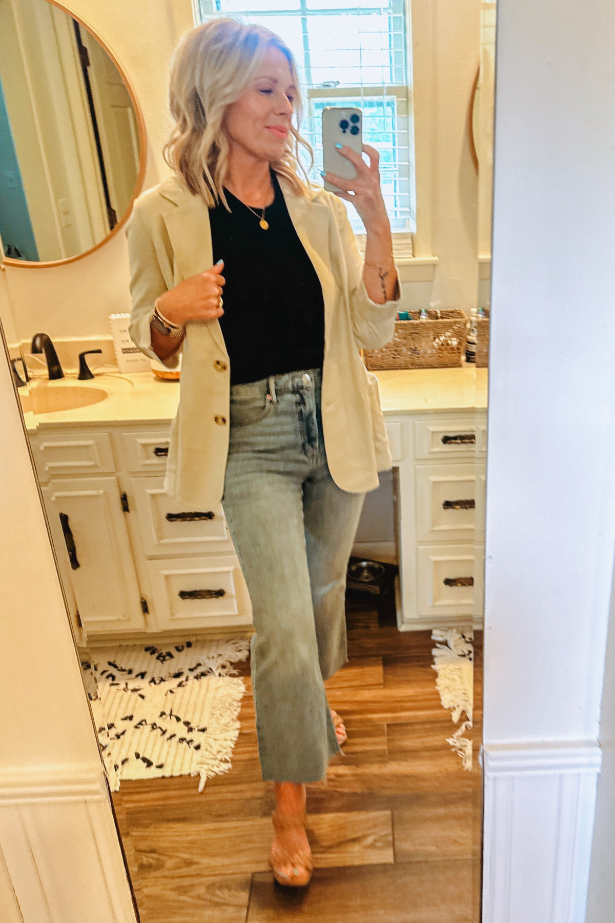 This blazer! It’s a good one, Jeans too! 🤩

#LTKOver40 #LTKSaleAlert #LTKStyleTip