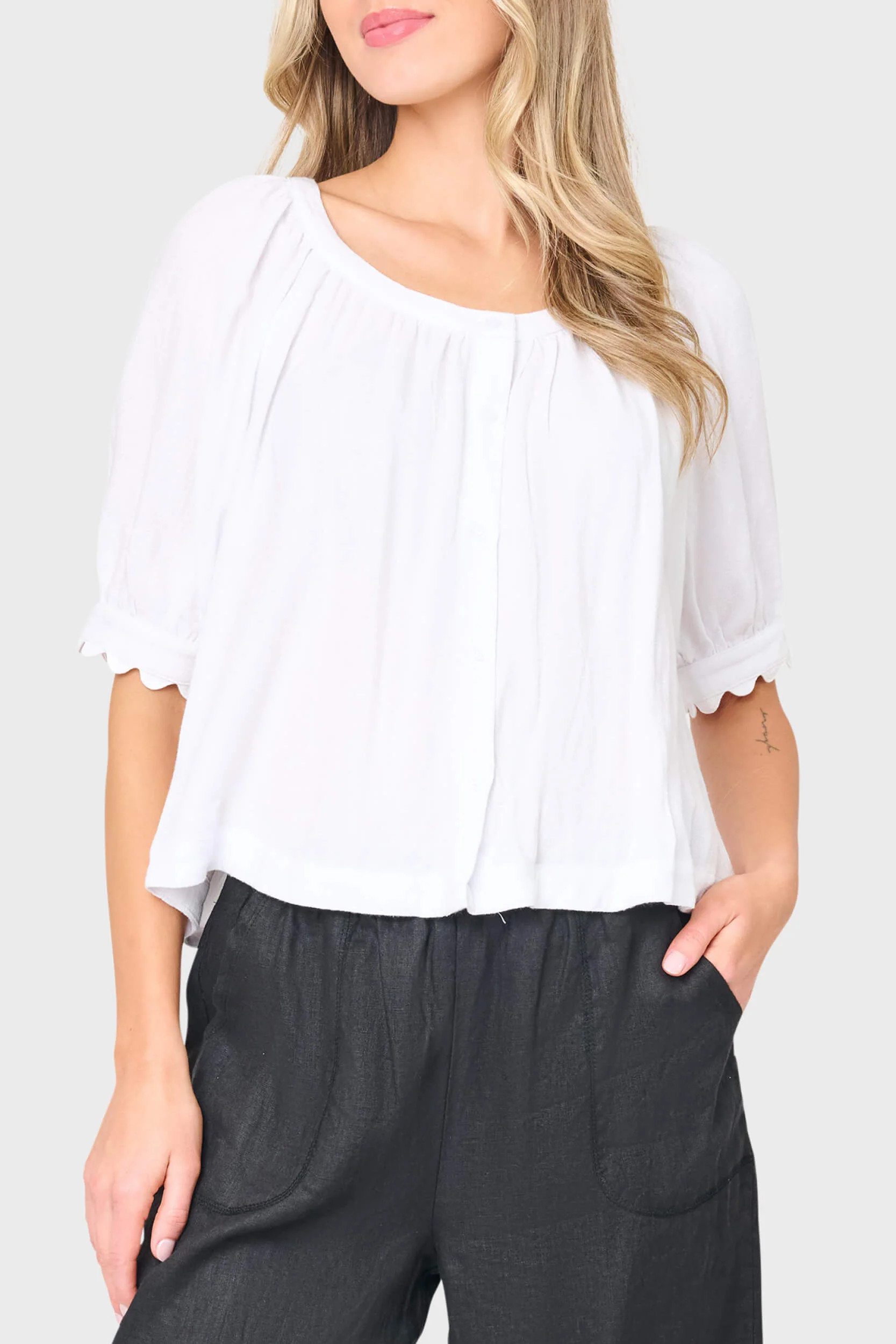 Lily Scallop Puff Sleeve Linen Top in White | Gibsonlook | Gibsonlook