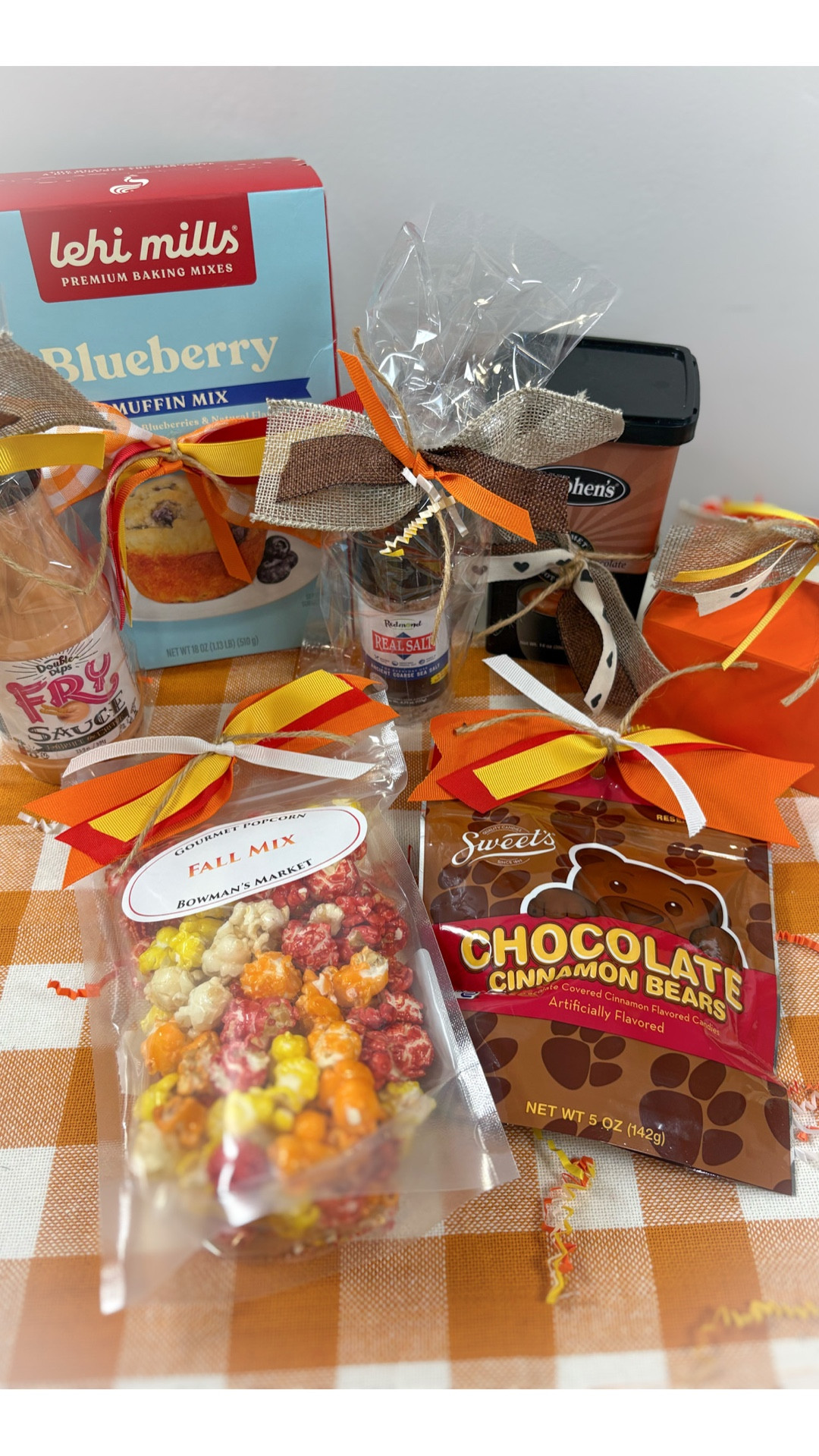 Gifting by Mail! 📦⁣⁣⠀
⁣⁣⠀
A friend of mine asked me to make her package cute before she sending. It’s filled with all goodies that are made in Utah and it turned out so fun! 📪⁣⁣⠀
⁣⁣⠀
#mail #package #mailing #madeinutah #cutegifts #dailypost #giftygirlofficial #frysauce