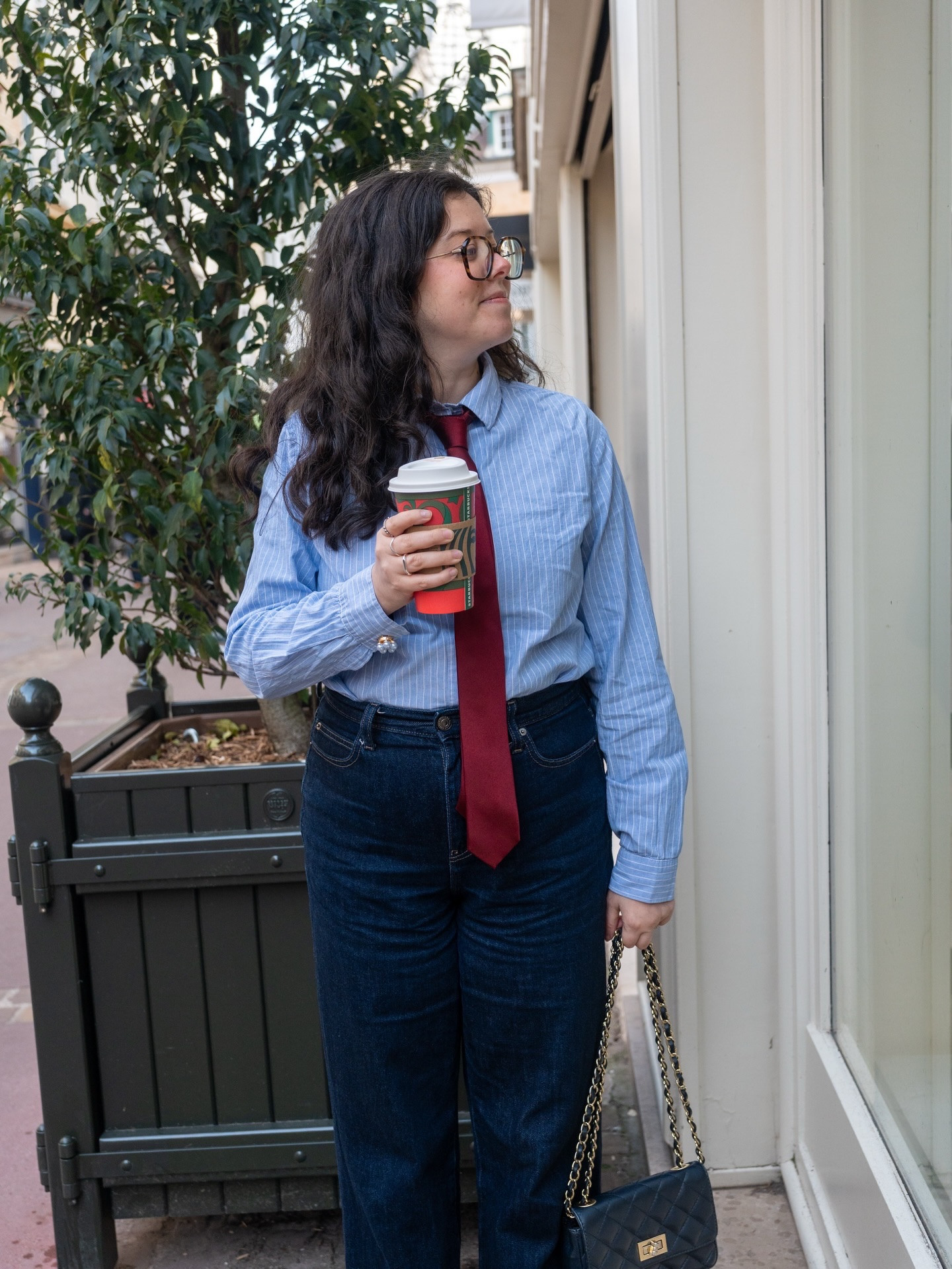 On nous l’annonce depuis plusieurs saisons… et si cette année était celle de la cravate ?
C’est un accessoire intéressant pour se réinventer un look : portée classiquement, détournée en ceinture, ou empruntée au dressing de son mec. Une bonne façon de jouer avec ce qu’on a déjà dans son dressing.

👉 Tu en penses quoi, toi ?
Je suis curieuse d’avoir ton avis 💬

#LTKfrance #LTKstyletip #LTKworkwear