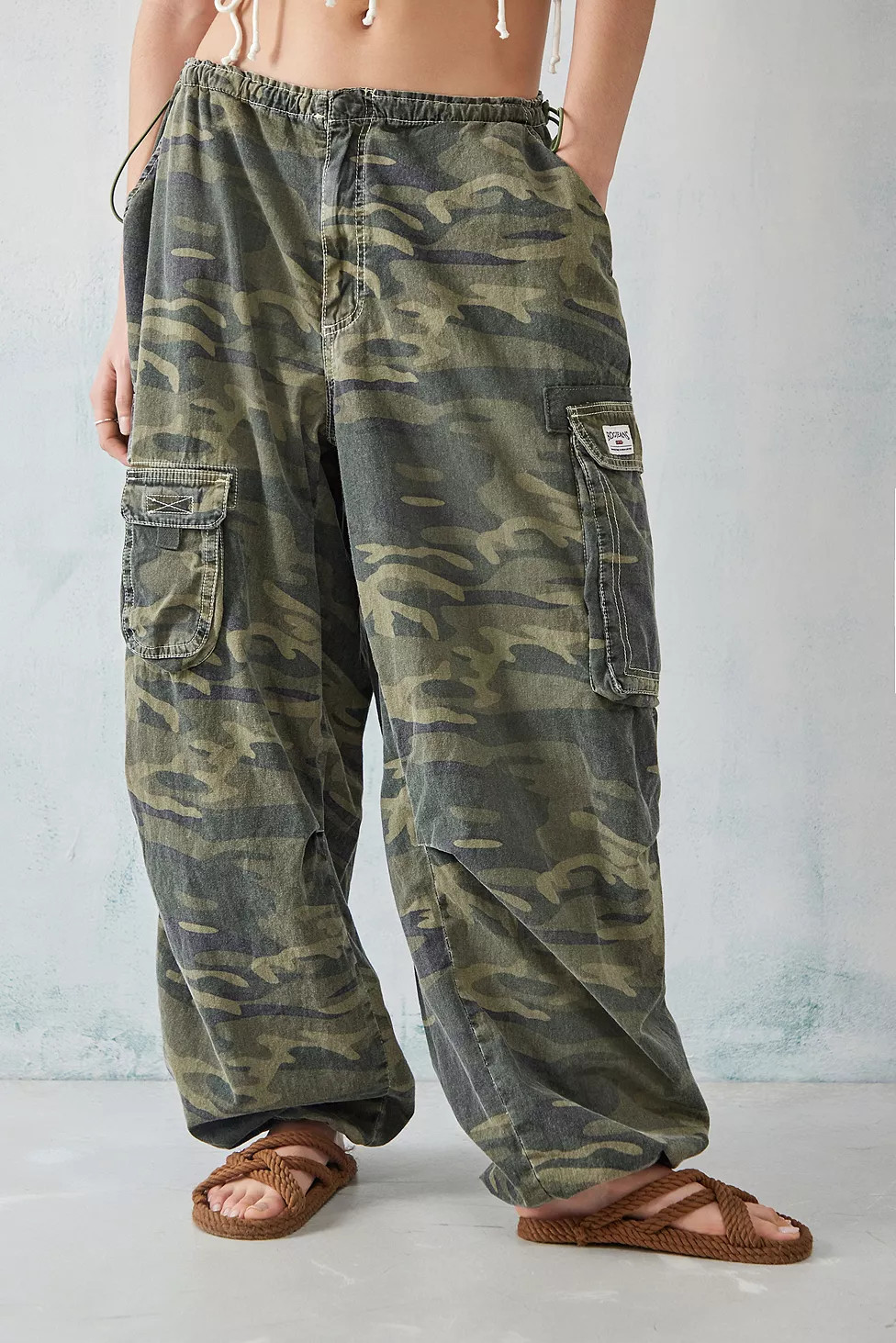 BDG Camouflage Chute Ultra-Wide Pocket Pants | Urban Outfitters (EU)