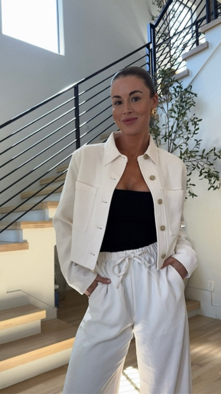 I got a size 6 in this beautiful white crepe jacket! So effortless and I love the way it pairs with the linen pants! 

Aritzia outfits
Summer outfits
Fall outfits
White outfits
Tube tops
Linen pants
White jacket

#LTKgrwm #LTKdayinmylife #LTKootd