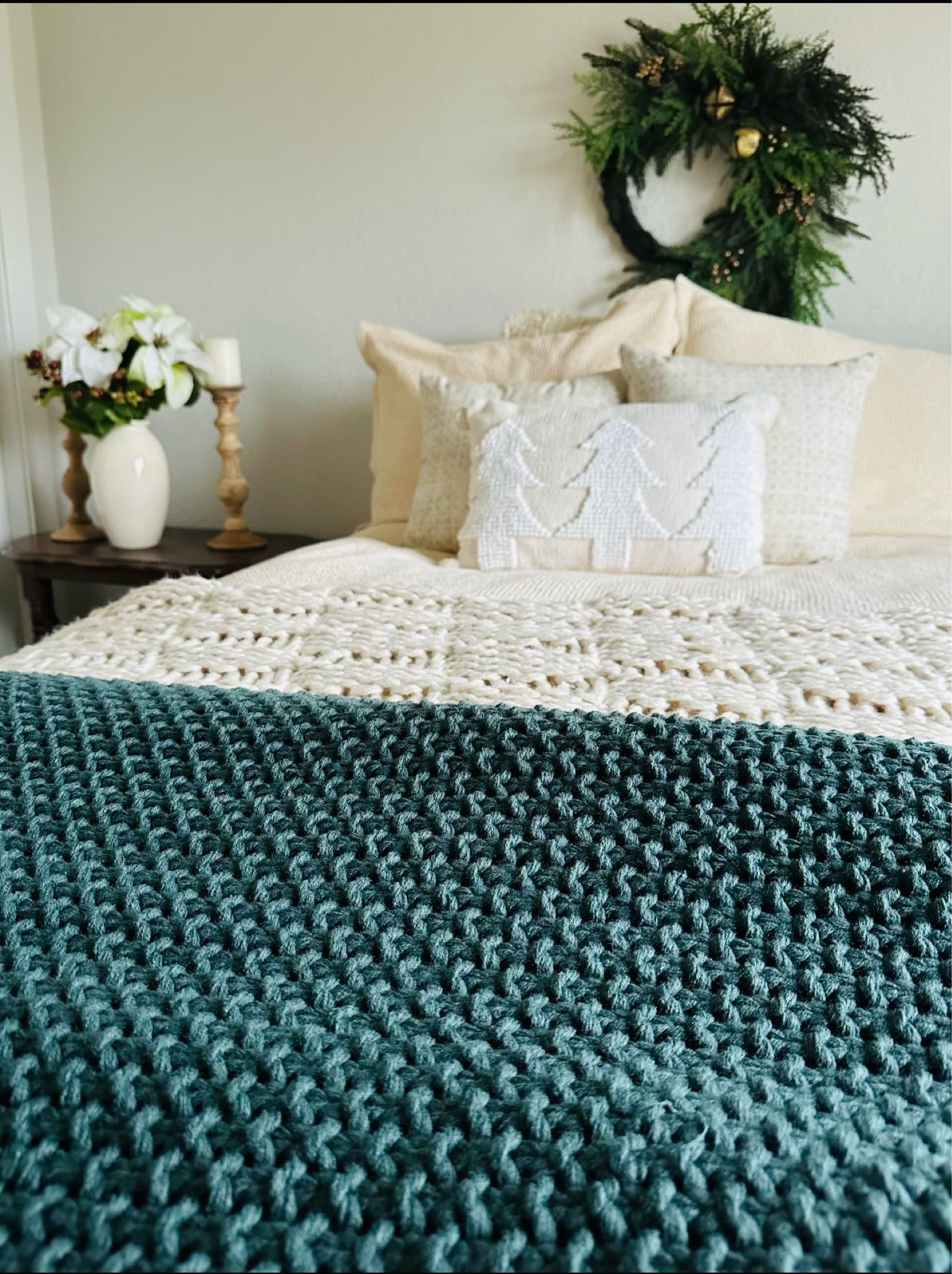 Holiday and Winter bedroom 💚❤️

#LTKHoliday #LTKSeasonal #LTKhome