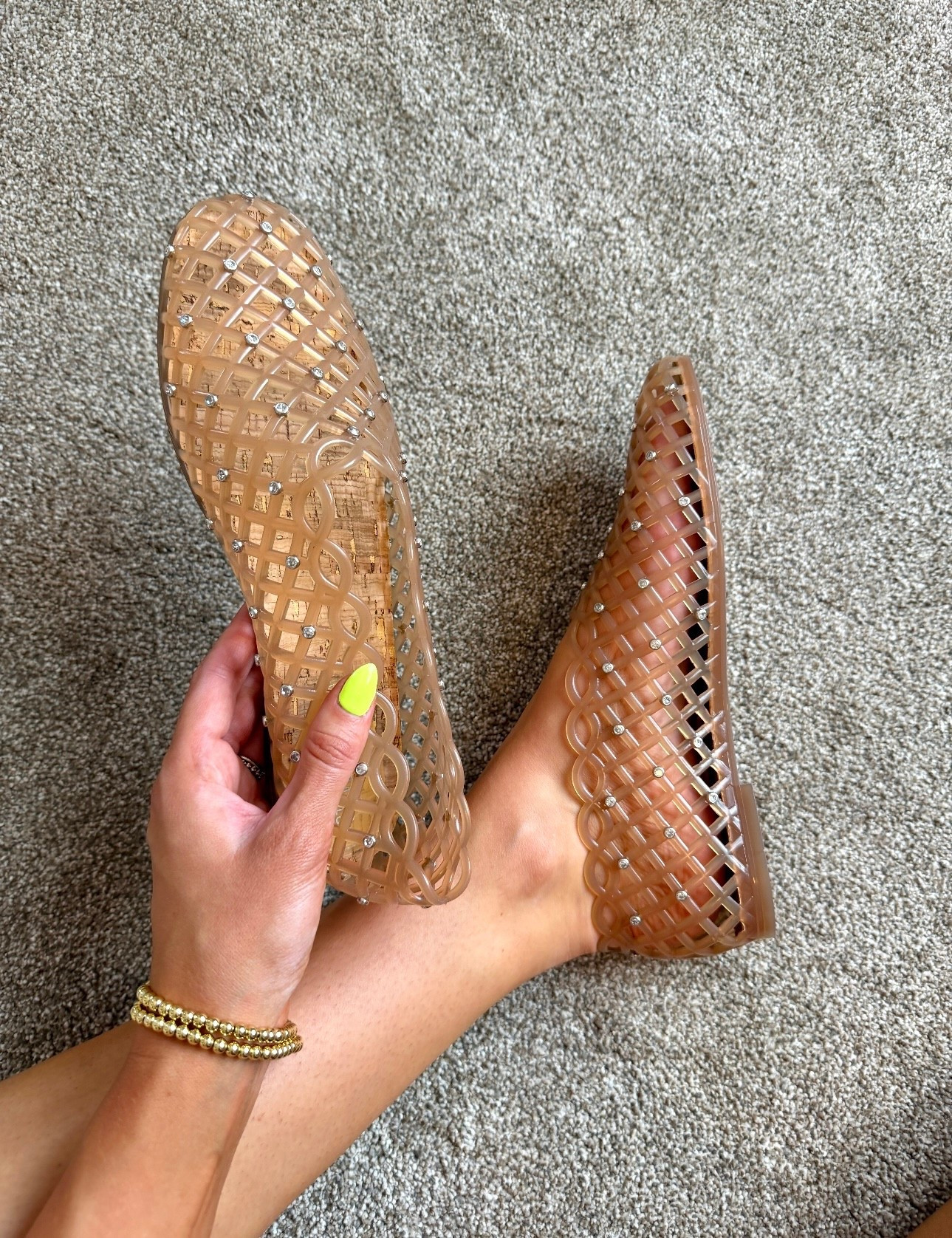 The pair you’ll reach for all season.
Easy, glossy, and made to go with everything.

jelly shoes, women’s jelly flats, clear sandals, summer flats, slip on shoes, casual chic, beach ready, everyday sandals