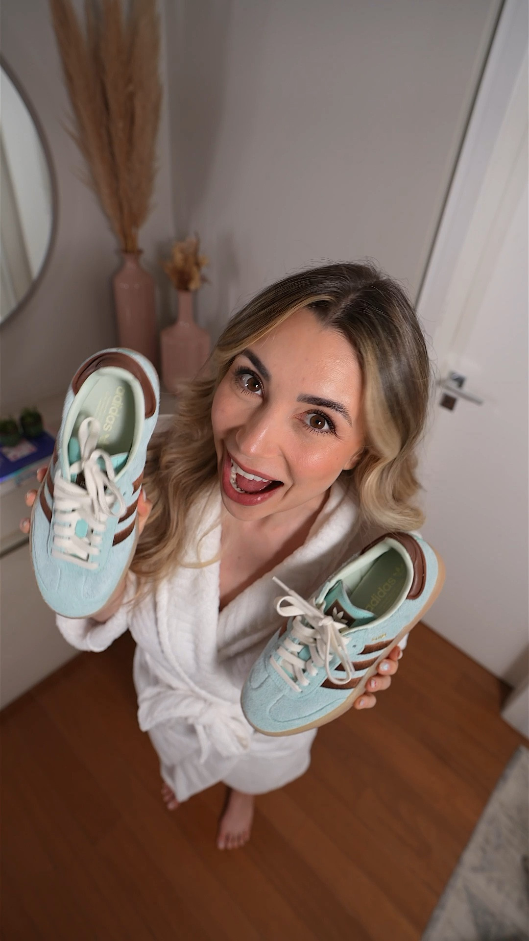 eu encontrei a desculpa perfeita para comprar um tênis novo 💁‍♀️✨ qual foi seu look favorito? 1, 2, 3, 4 ou 5? 

já marca aquela amiga que AMA montar look com tênis e salva esse post pra quando faltar ideias 🥰

#LTKlookdetrabalho #LTKbrasil #LTKshoes