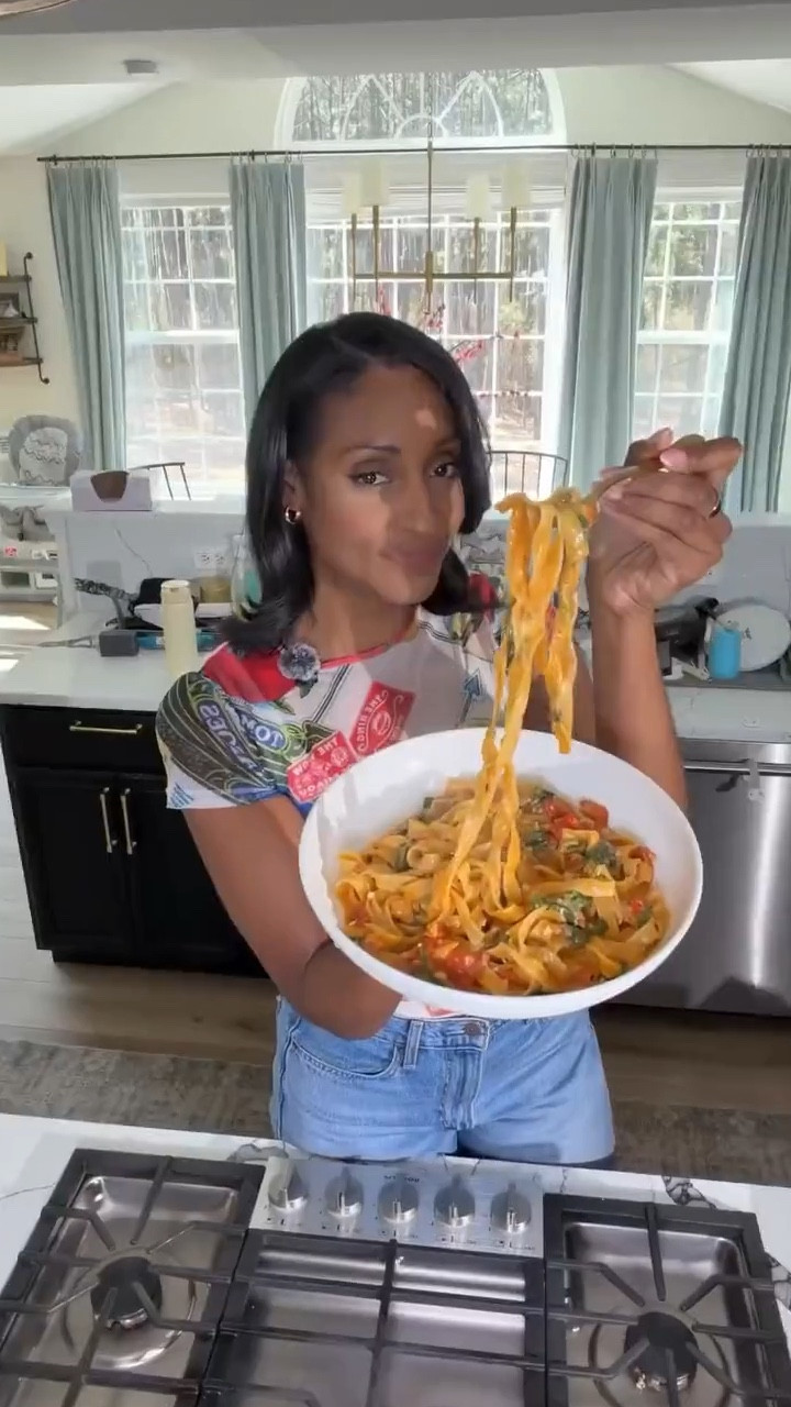 One Pot Pasta has a place in my heart forever ♾️

Listen, it's not a secret what my favorite cookware is... and all the greats are listed below. Scroll to shop!  

 

#LTKmorningroutine #LTKdayinmylife #LTKfoodie