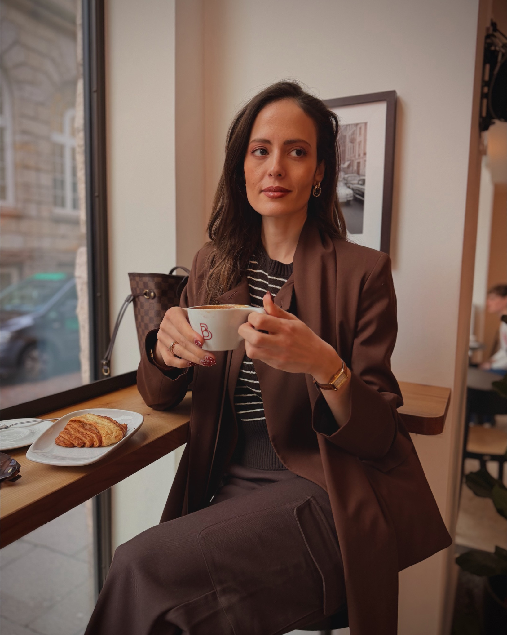 Υπάρχει αλήθεια καλύτερος τρόπος να ομορφύνεις μια παγωμένη μέρα στο Αμβούργο; ❄️ 

Το καφέ είναι ξεκάθαρα το χρώμα μου για φέτος 🍫🍩, πραγματικά λατρεύω όσο τίποτα αυτούς τους πλούσιους σοκολατί τόνους 🤎

Αυτή η αντίθεση του κρύου έξω με τη μυρωδιά από φρέσκα Franzbrötchen, τη ζεστή focaccia και έναν αχνιστό καπουτσίνο είναι απλά η τέλεια στιγμή της ημέρας για μένα ☕️🥐

Πείτε μου όμως: Μπορείτε να σκεφτείτε κάτι καλύτερο όταν έξω έχει τόσο κρύο; Περιμένω τις ιδέες σας! 👇✨

~~~~~~~~~~~~~~~~~~~~~~~~~~~~~~~~~~~~~~

Is there truly a better way to romanticize a freezing day in Hamburg? ❄️ 

Brown is definitely my color this season, leaning into these rich chocolate tones and layers to stay cozy. 🤎

There’s something about the contrast of the cold street outside versus the smell of fresh cinnamon rolls, toasted focaccia, and a warm cappuccino inside. ☕️🥐 

It’s the ultimate winter reset for me 🥹

I have to ask: Name a better activity when it’s freezing outside... I’ll wait! 👇✨

•
•
•
•
•
•
•
•

#HamburgCofee #ChocolateBrown #WinterAesthetics #CaffeinatedStyle #hamburgcity

#LTKsale #LTKeurope #LTKwinter