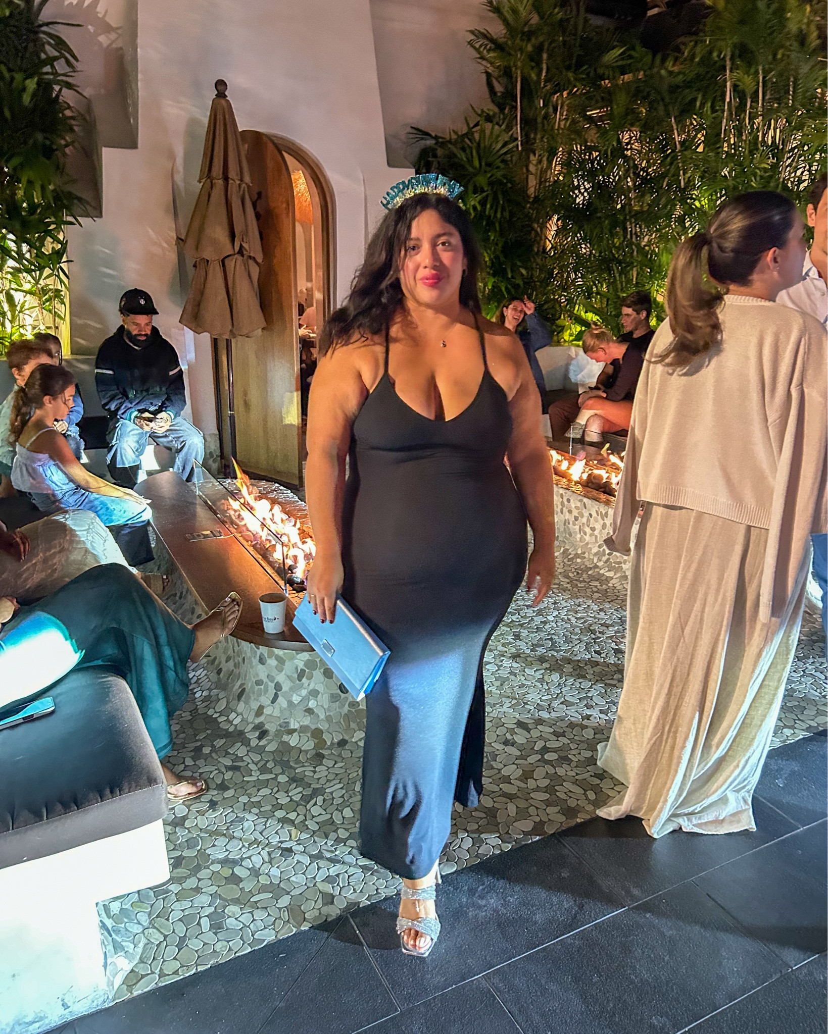 Hola bebes! This dress is so comfy and versatile dress it up or down and has a built in bra 👌


Paired with a baby blue bag 


#LTKPlusSize #LTKFindsUnder50 #LTKMidsize