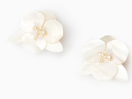 Flower earring from Tuckernuck on sale!

#LTKbeauty #LTKsalealert