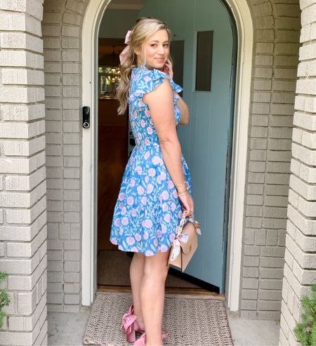 Can’t get enough summer dresses right now! Loving the smocked bodice on this one. It’s so lightweight, too! Added a few bows bc duh🎀Wearing size small (and heels are sadly sold out with handbag from a small shop in Italy). #summerdresses #summer #datenight 