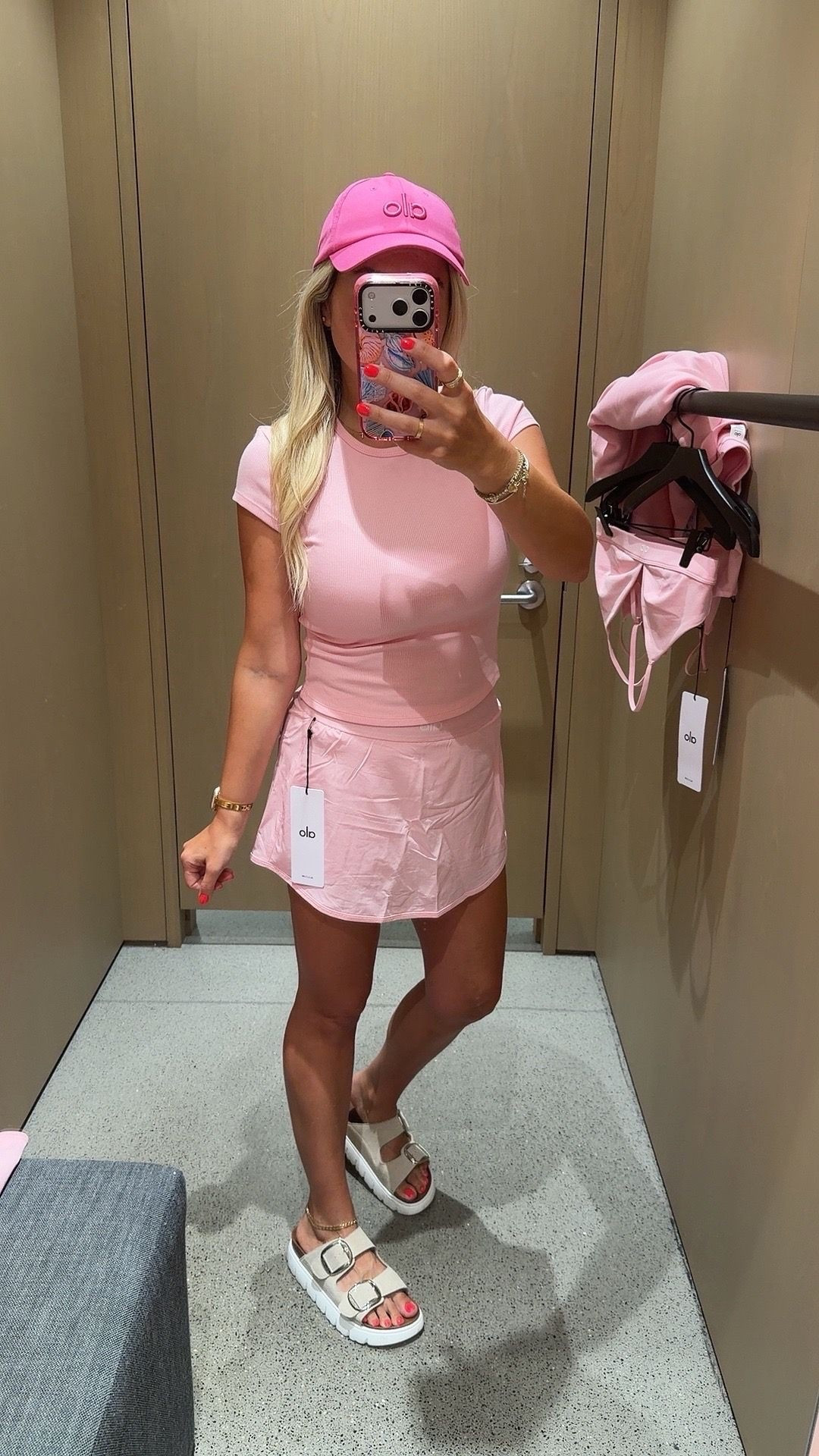 New @Alo Yoga pink marshmallow!
Size small
Sandals tts