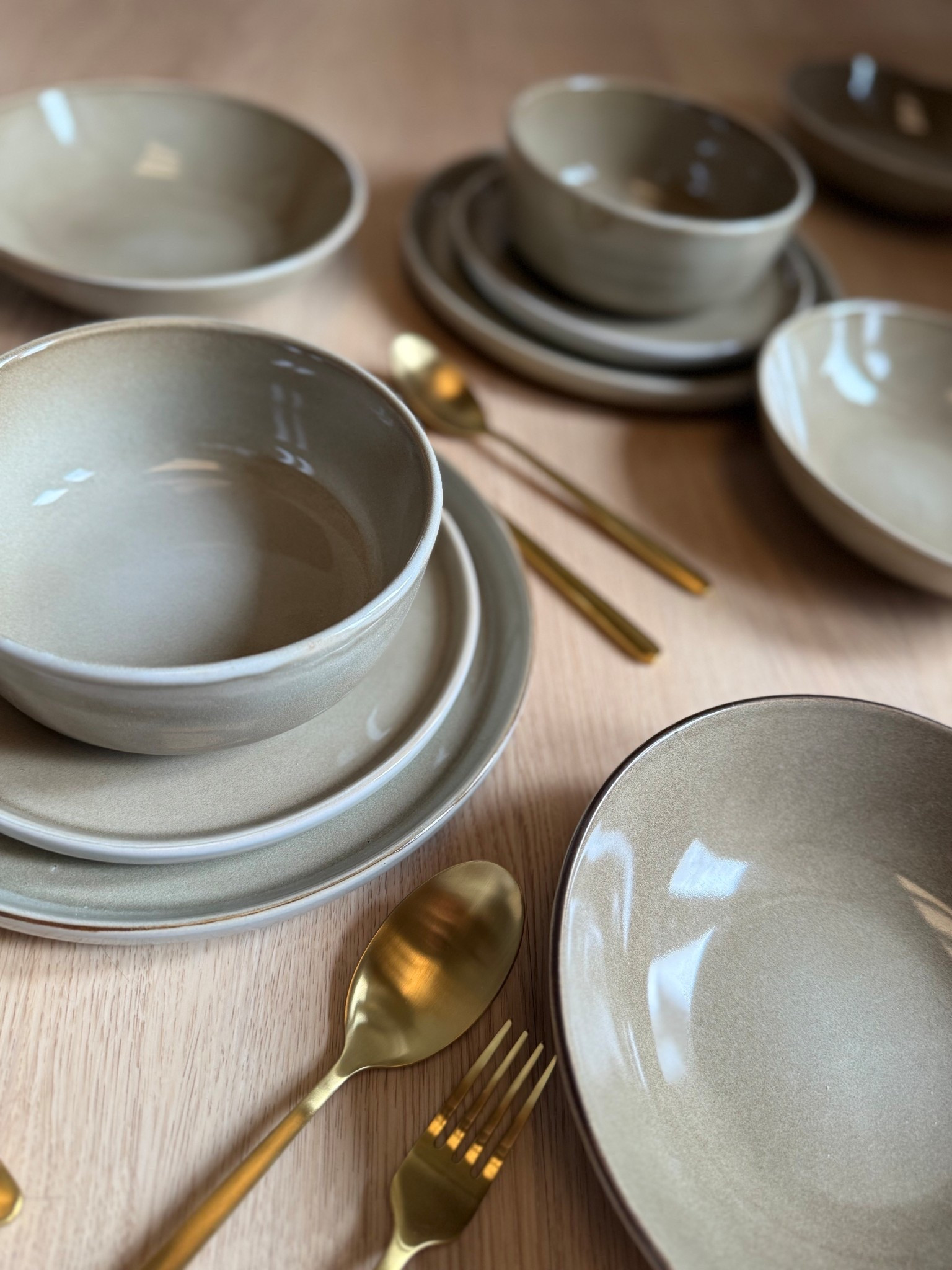 Might as well freshen up the dinnerware & flatware while I’m at it. 

The silverware is from Jazzupco. They’re not linkable on Ltk.