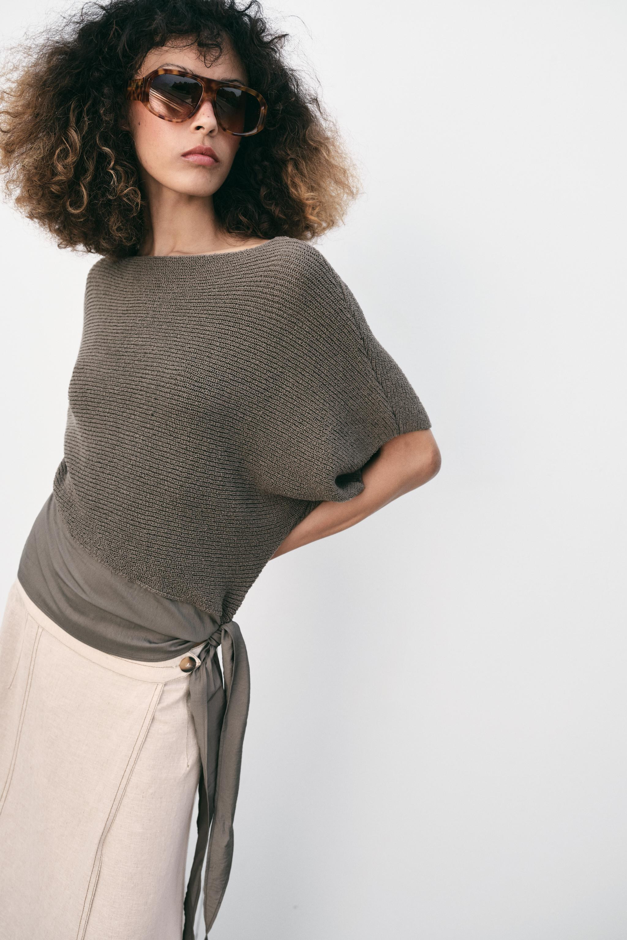 Round neck, short sleeve top. Asymmetric hem with contrast fabric and side knot detail. | Zara UK
