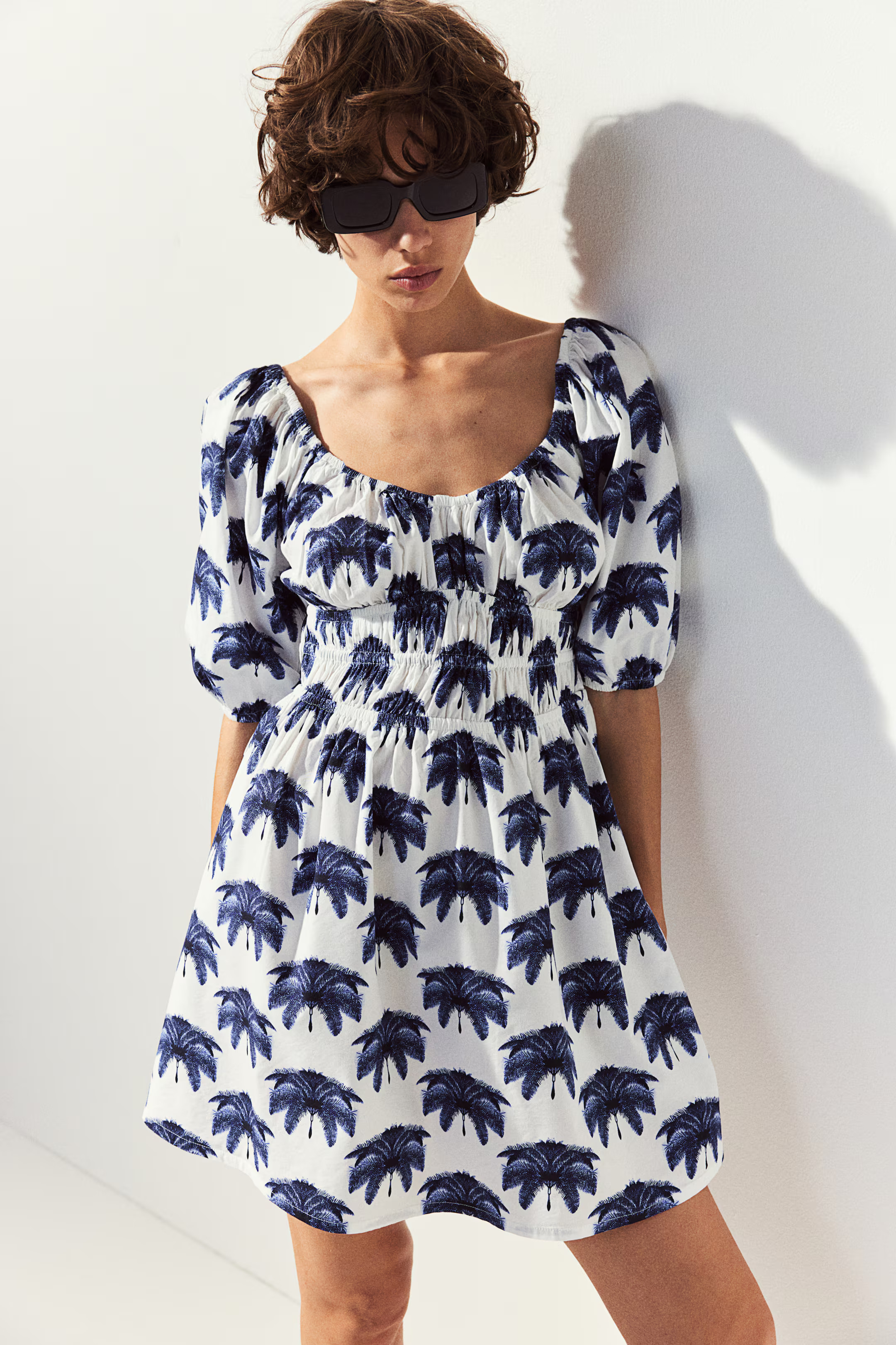 Jurk met gesmokte taille - Diep decolleté - Korte mouwen - Wit/blauw dessin - DAMES | H&M NL | H&M (DE, AT, CH, NL, FI)