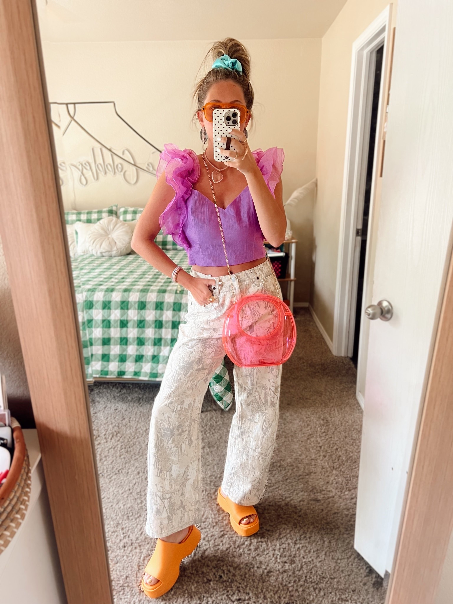 My absolute favorite purse! Pink see through, super sturdy & comes in tonssss of other colors. #purse #pink #summeroutfit