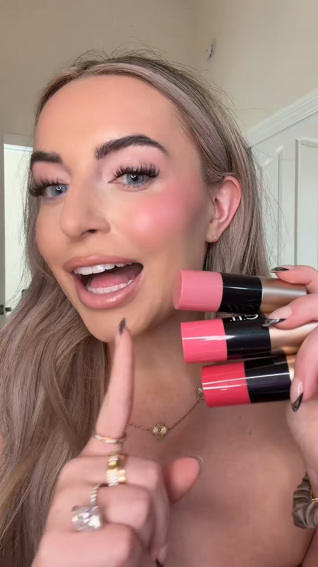 This is the color pink on it! 

 #LTKgrwm #LTKmorningroutine #LTKBeauty