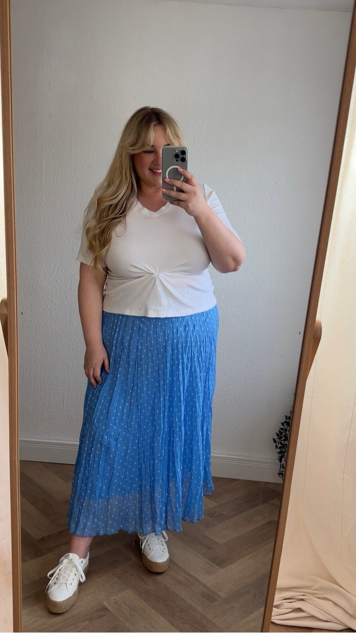 Rockliebe 💙

Code: tropical15 
15% auf alles 

in DE Webshop und App; nur einmalig je Kund*in einlösbar; gültig ab heute Mittag bis einschließlich Sonntag 10.5

#frühling #röcke #plussizefashion

#LTKspring #LTKplussize #LTKdeutschland