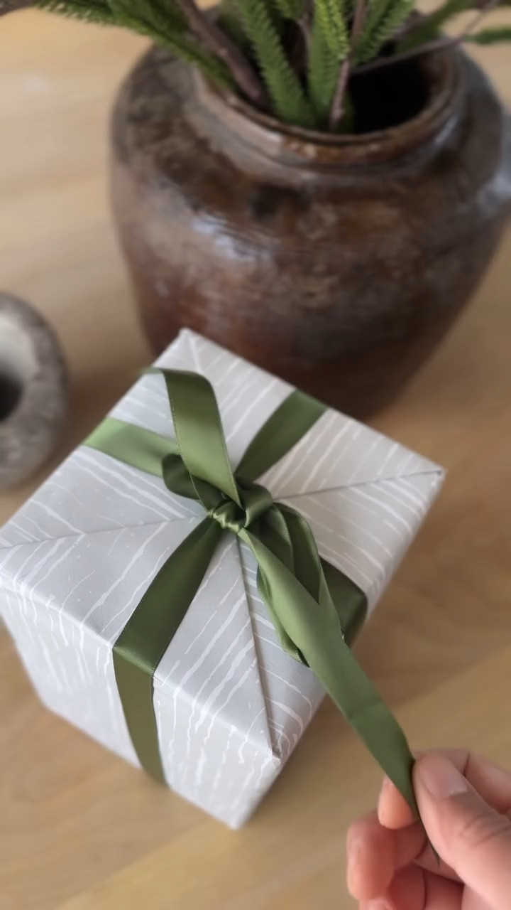 Don’t freak out but Christmas is in 5 days and let’s be honest we all want a silent night. What better way to cozy up by a fire than with a candle burning ✨ 

These candles from @lajoliemusehome already come wrapped and let me tell you their packaging is very demure, I don’t see how any could come damaged EVER. They have different sizes to choose from and are poured with natural soy wax 

Hope you all are having a great day!
Follow for more home content @casarustica29 

#home #candles #ａｅｓｔｈｅｔｉｃ #neutrals #gifts