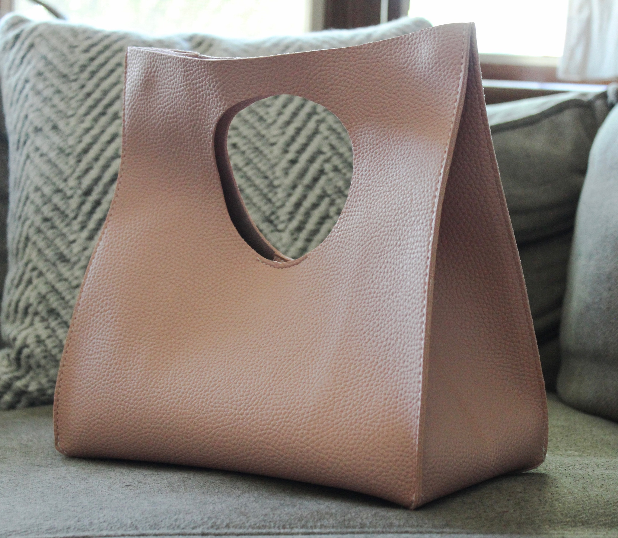 How cute is this small tote? Comes in so many colors! Perfect for a night out with friends. 🖤

#LTKitbag #LTKSeasonal #LTKunder50