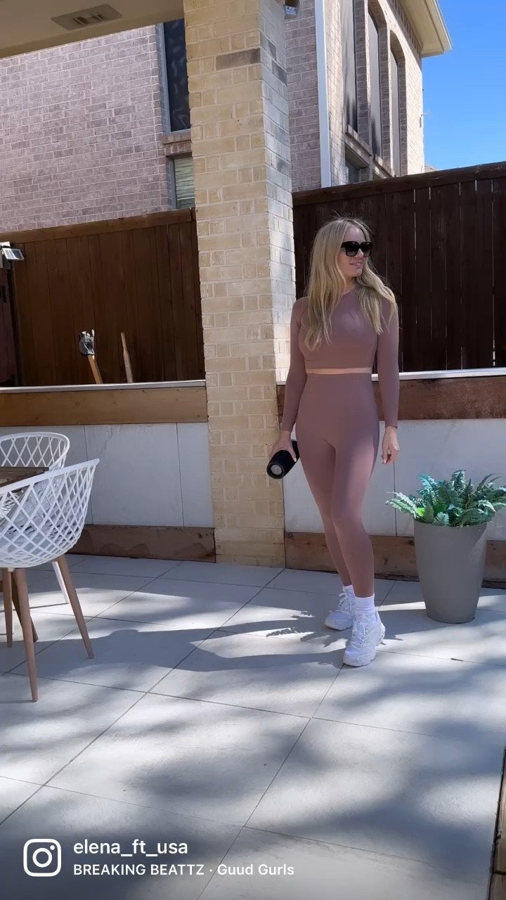 Choosing the right workout clothes is key 💪🫶

Amazon activewear, Amazon set, leggings, top, activewear, white sneakers Nike, athleisure outfit, athleisure look

#LTKSale #LTKworkwear #LTKFind