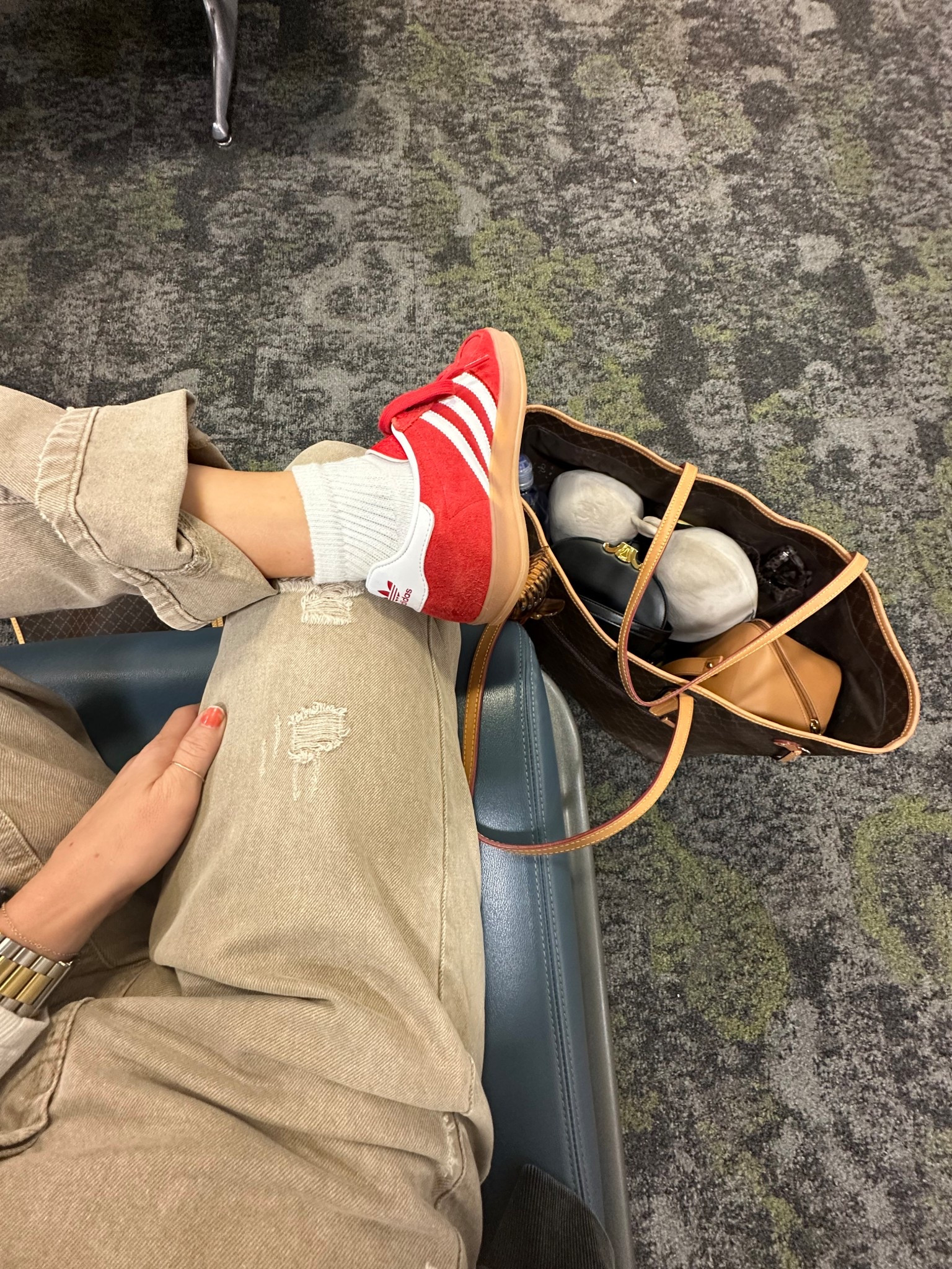 Early morning flight and I’m a jeans gal 👖 🤣 these are so comfy I fly in them! 

airport fit ✈️

#LTKTravel #LTKShoeCrush #LTKFindsUnder100