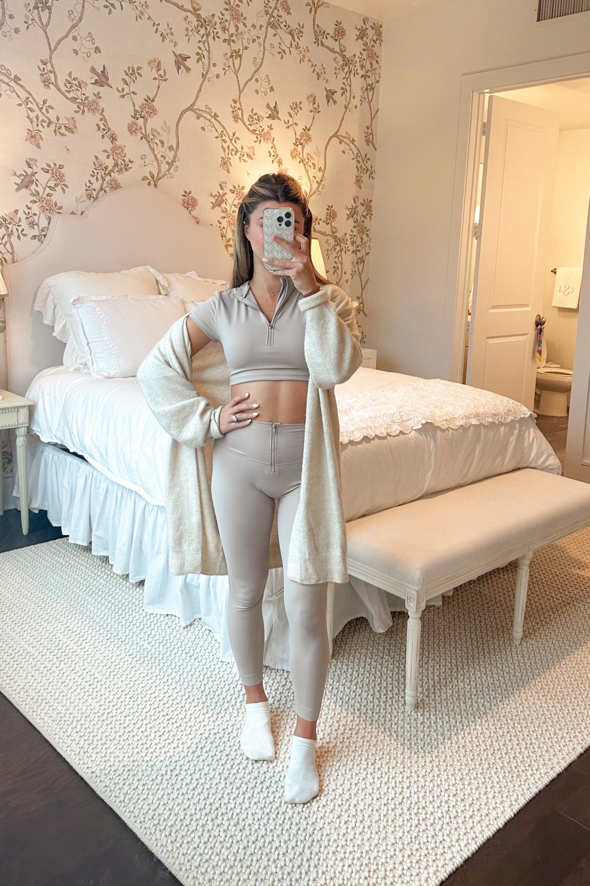 Loving this workout set! The zippers add such a fun element to it! This is the Sportbody material from SET & it’s slowly becoming my new fav material of there’s 😊

Too SMALL
Leggings SMALL
Cardigan SMALL