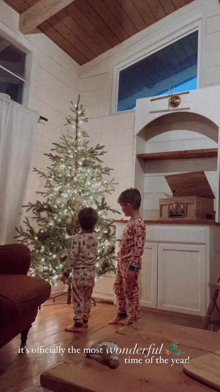 Twinkle lights on tree! This pack comes with two strands, I only used one strand on the tree. I also have 200 regular warm lights on it, but added the twinkle for some extra magic!✨

#LTKhome #LTKSeasonal #LTKHoliday