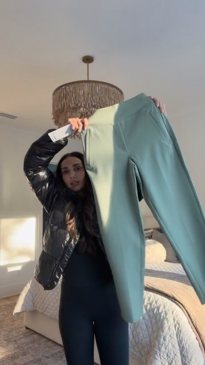 Athleta travel pants, athleta sale, daily deals, athleisure, annabrstyle

#LTKActive #LTKOver40