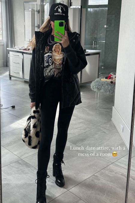Today’s lunch outfit 🖤

black outfit l black outfit inspo l hat l purse 