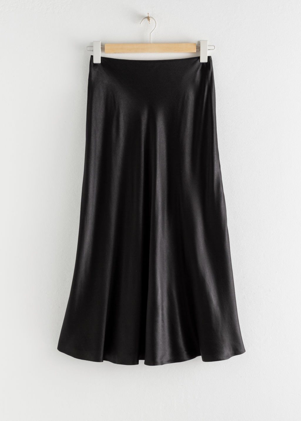 https://www.stories.com/en_eur/clothing/skirts/midi-skirts/product.bias-cut-satin-midi-skirt-black.0 | & Other Stories (EU + UK)