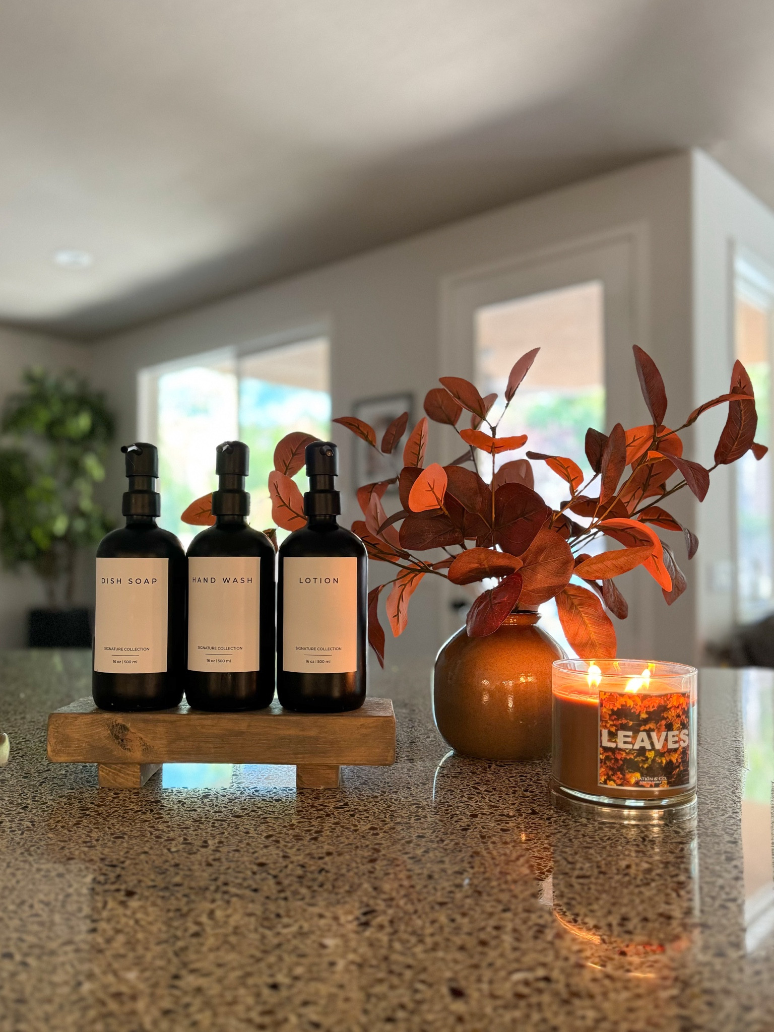 🍁 FALL DECOR 🍁 my all-time favorite fall candle “Leaves” is on sale now and I’m loving this gorgeous fall arrangement — the perfect size for fall kitchen decor or shelf styling 😍

#targethome #target #fallcandle #falldecor #kitchendecor

#LTKSeasonal #LTKHome