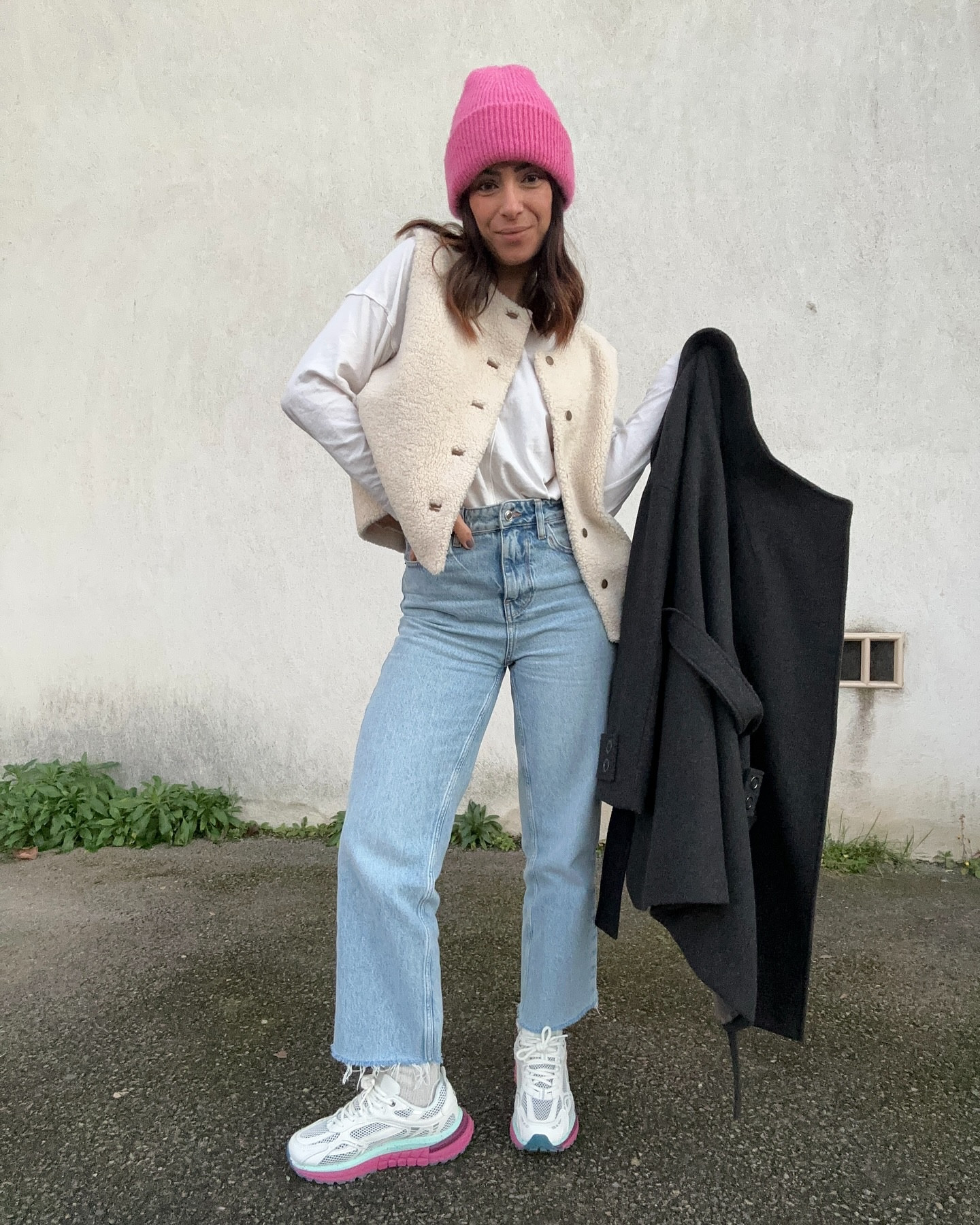 Pop of pink ! 

Je vous met les ref du look sur le blog ! Yes je reviens la bas !
Gilet et t-shirt @maison123_paris 
Jean & bonnet @zara 
Manteau @onestepofficiel 
Basket @merceramsterdam 

Look, Outfit, inspo, over 40, fashion over 40, style, trend, fashion trend, ootd