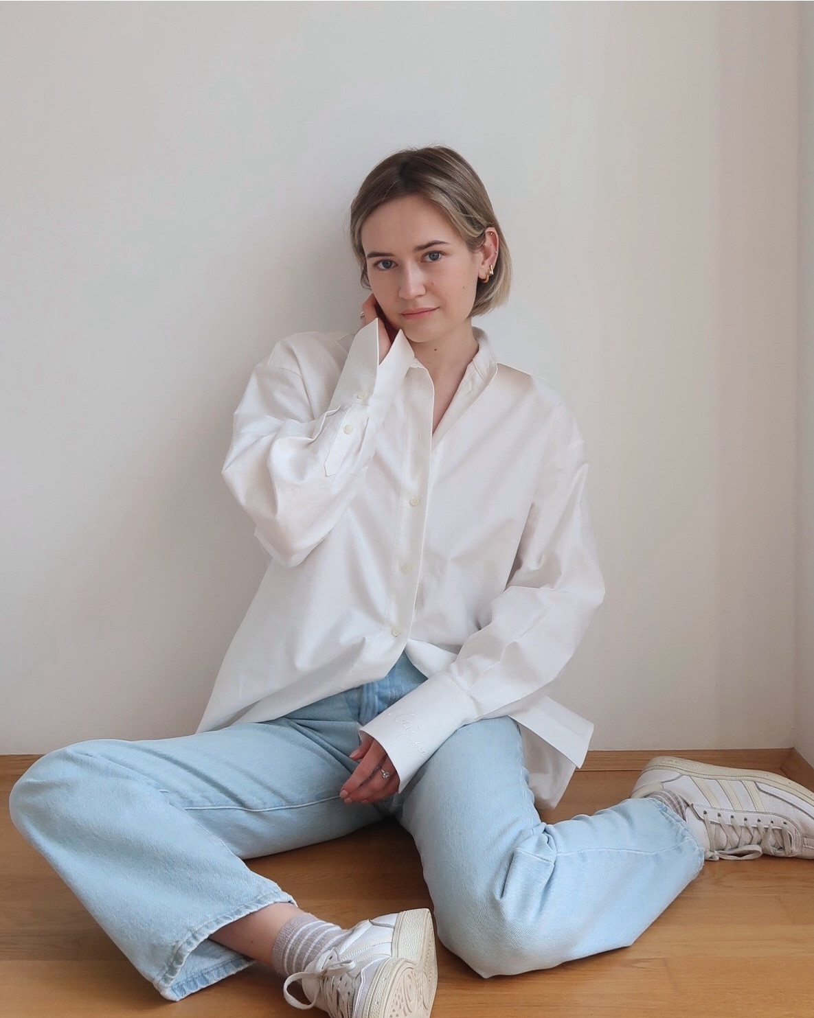 Whites & blues for spring ~ my favourite combo of this season. 🩵

FABKATE12 for 12% off everything on Fabrique

#jean #jeans #bluejeans #lightbluejeans #whiteshirt #hemdweiss #oxfordhemd #oxfordhemsweiss #springoutfits #frühling #frühlingsoutfits #minimalism #simplespringoutfits 

#LTKstyletip #LTKdeutschland #LTKspring