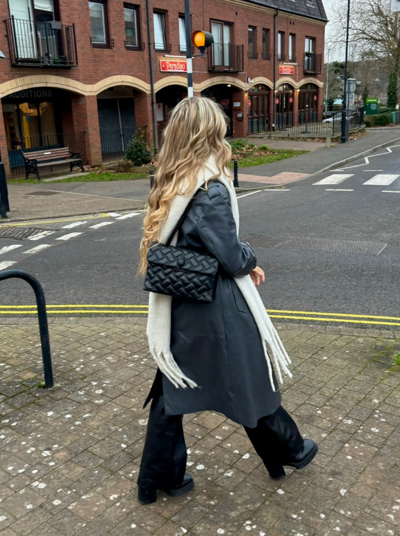Kurt Geiger bag // grey trench coat // white scarf 

#LTKSeasonal #LTKbeauty #LTKstyletip