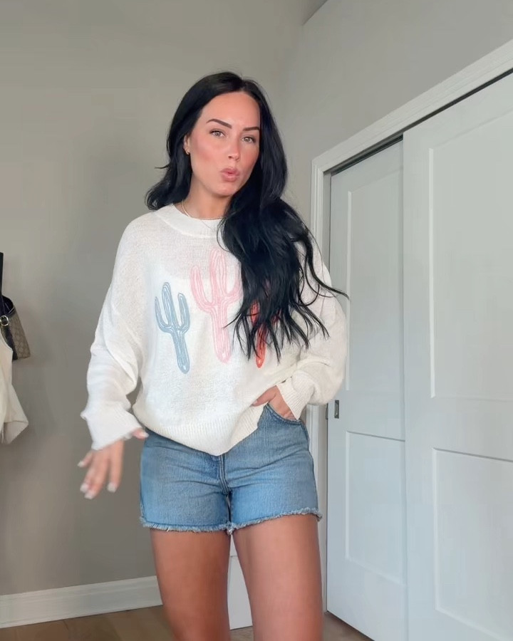  @Wrangler  recent order 🌵🤎 #ad

My sizing 5’7, 145lbs, 32dd
I’m wearing a size small sweater, size 27 3.5 shorts