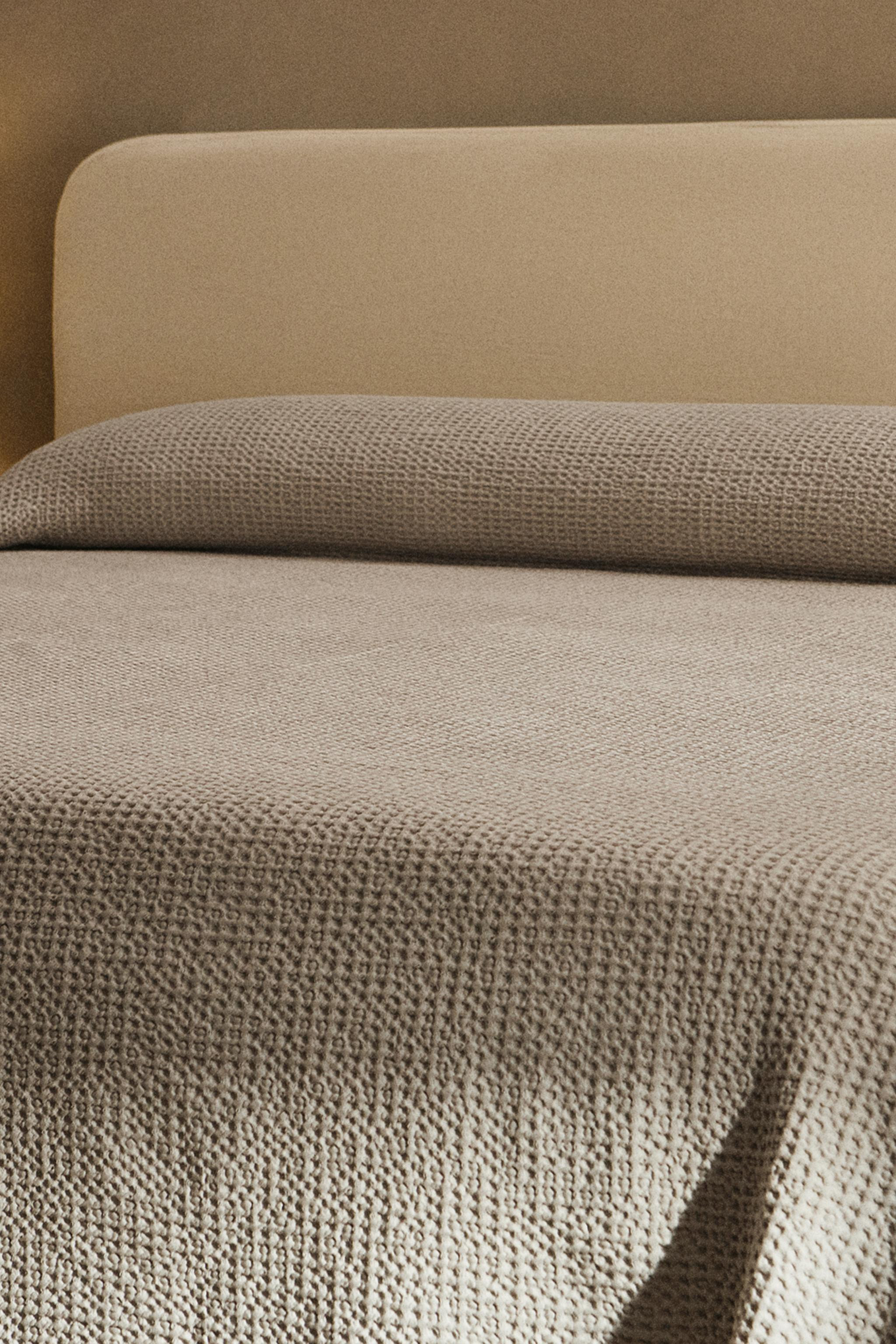 MINI WAFFLE-KNIT COTTON BEDSPREAD | Zara US