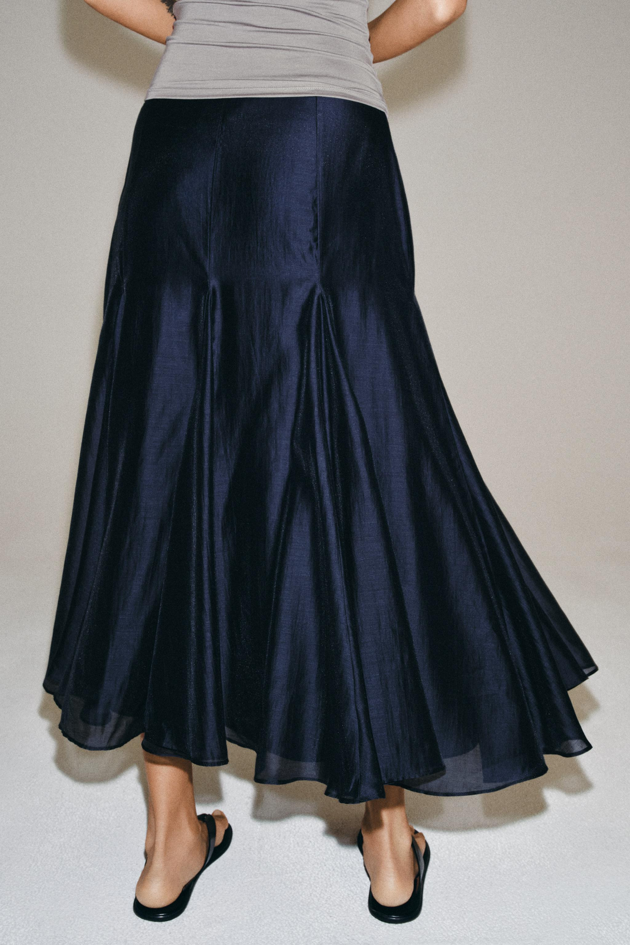 Gr\u00f6\u00dfe des Models: 178 cmZARA WOMAN KOLLEKTIONRock aus einem Lyocell-Mischgewebe. Saum i... | Zara DE